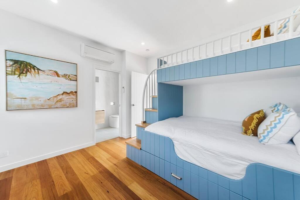 Five-Bedroom House photo 1