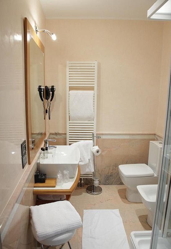 Double or Twin Room - Photo 7
