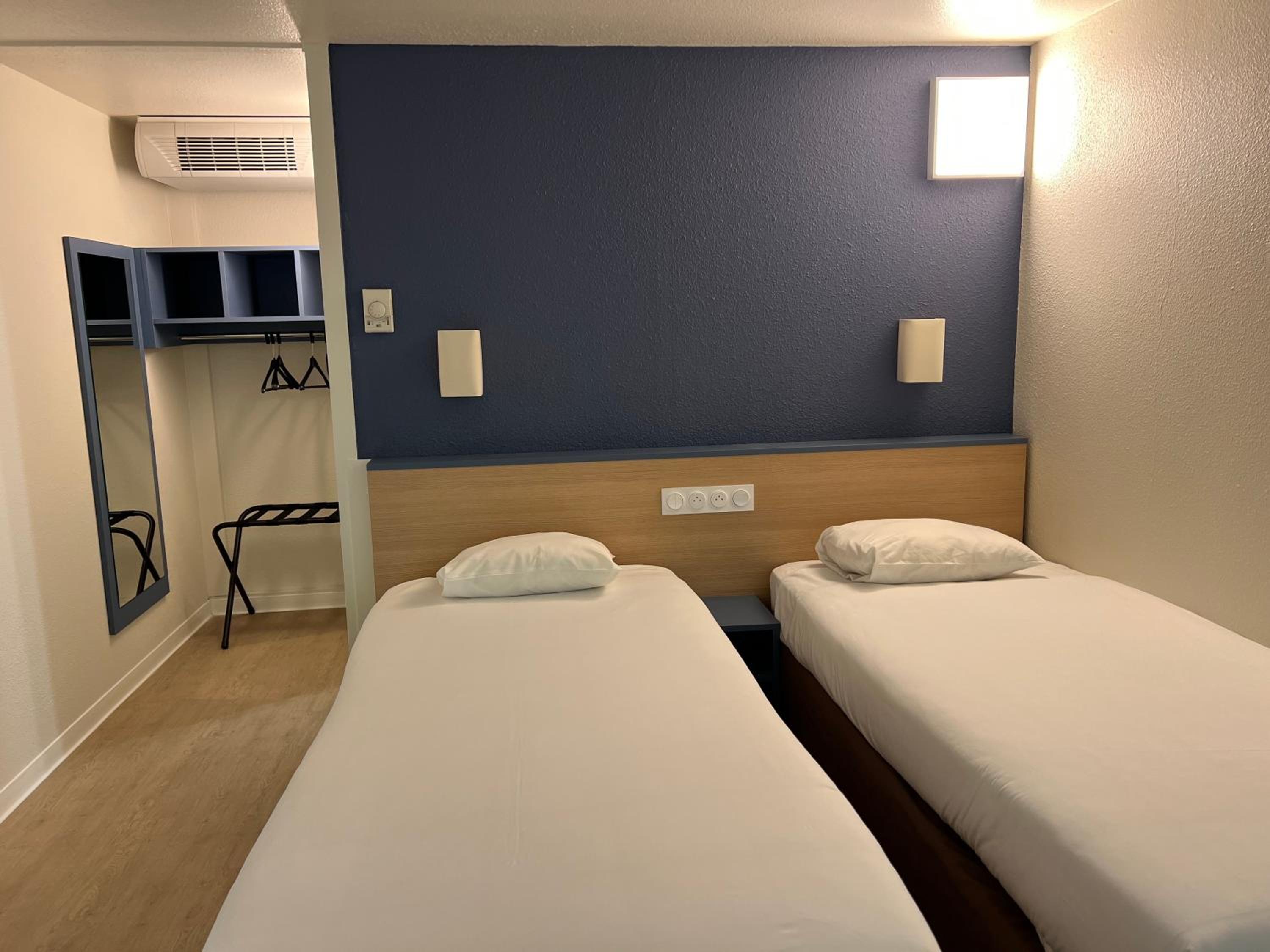 Twin Room - Photo 7