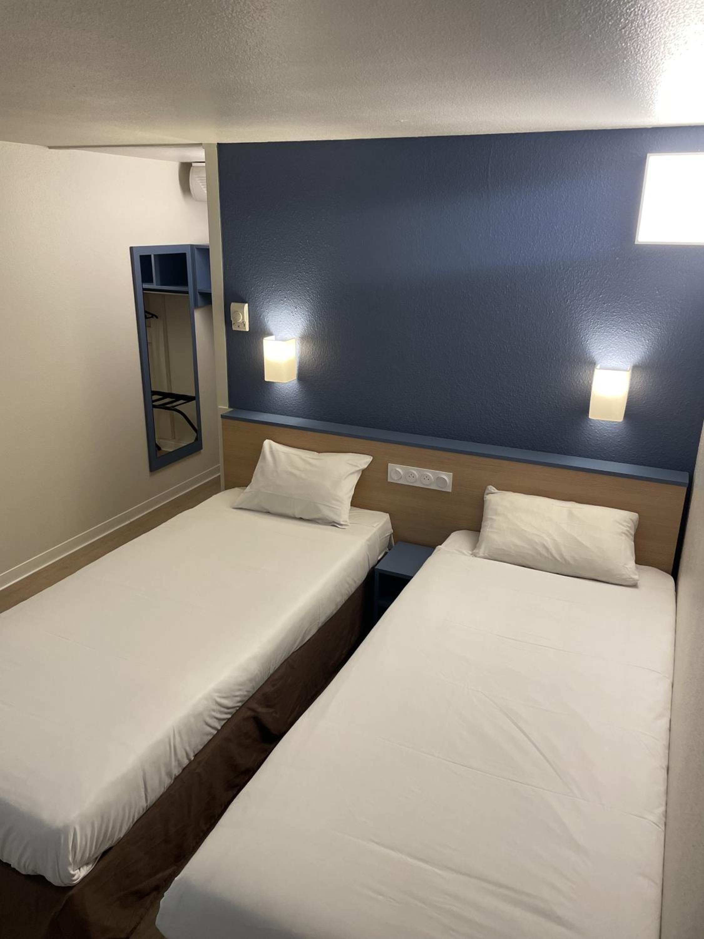 Twin Room - Photo 2