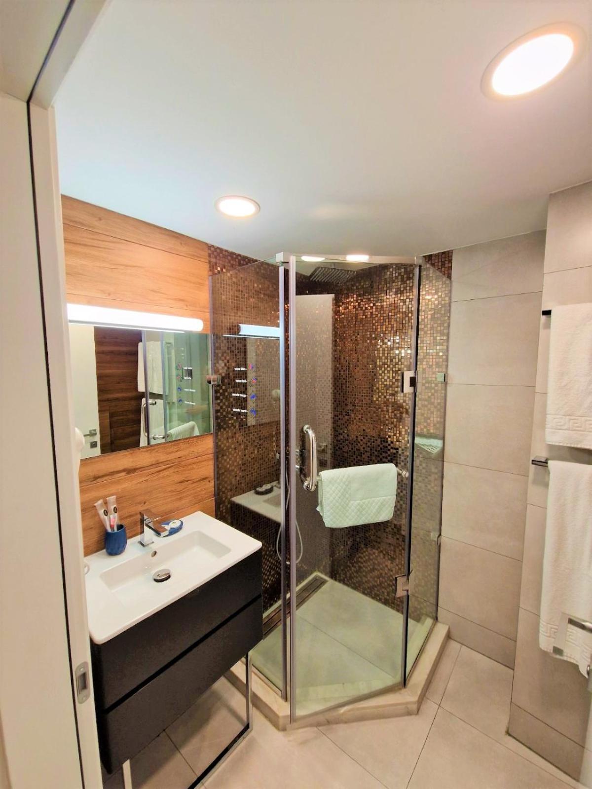 Standard Double Room - Photo 15