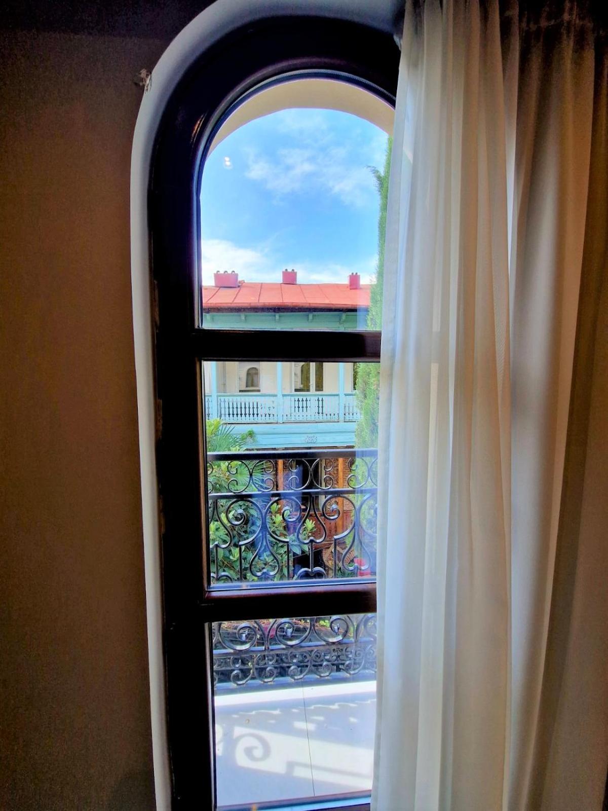 King Room with Balcony - Photo 6