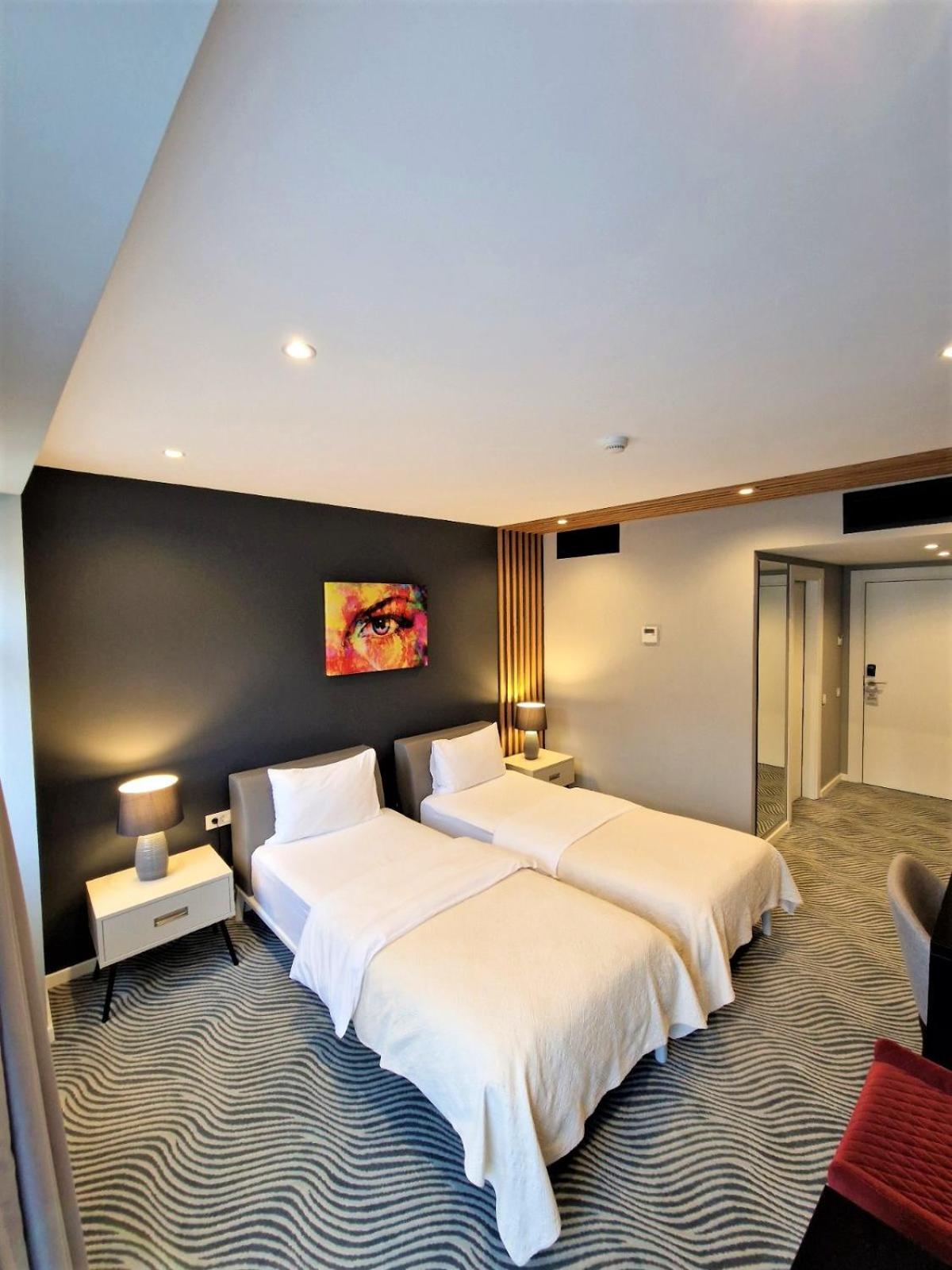 Standard Twin Room - Photo 9