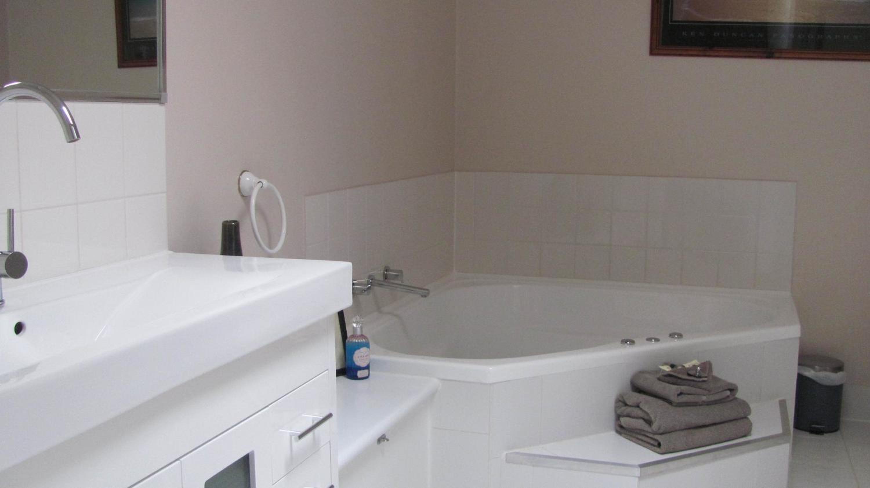 King Suite with Spa Bath - Photo 5