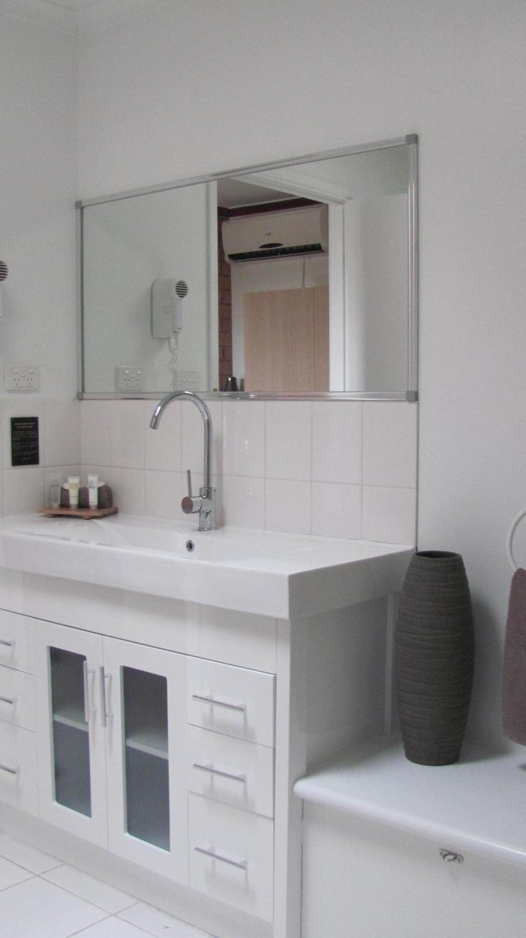 King Suite with Spa Bath - Photo 6