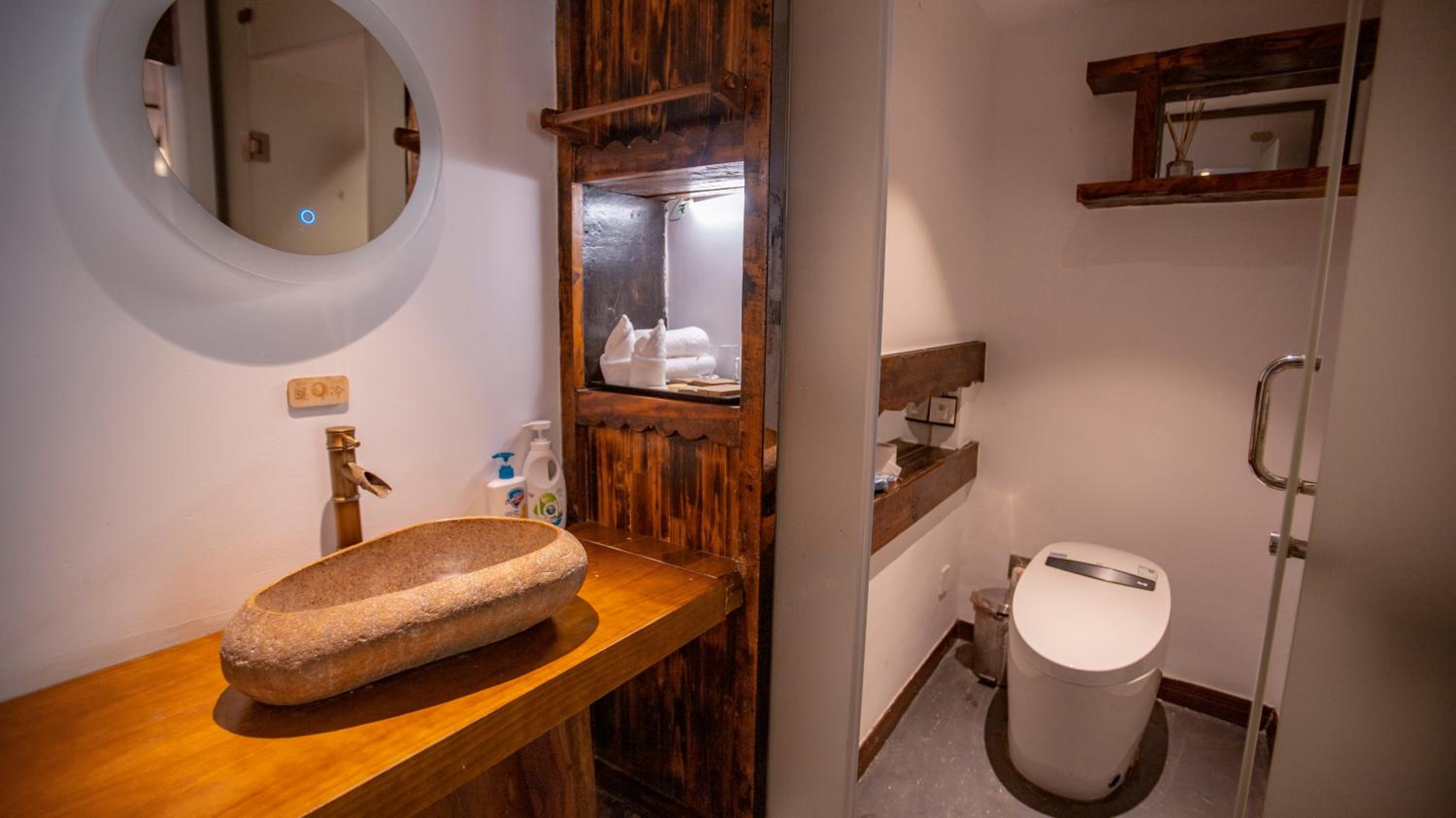 Waterfront Mountain View Deluxe King Room with Balcony and Bathtub  photo 2