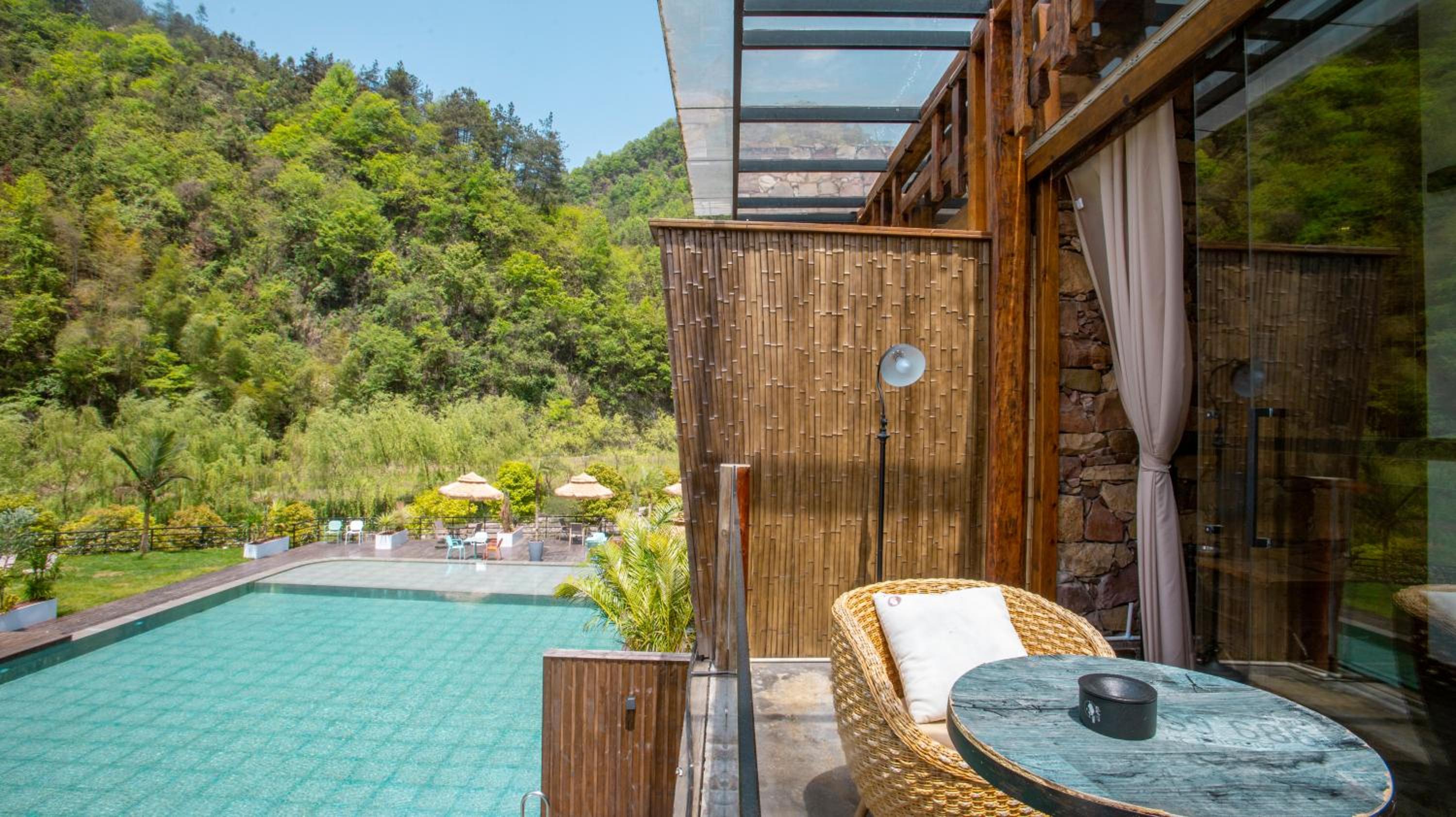 Waterfront Mountain View Deluxe King Room with Balcony and Bathtub  photo 3