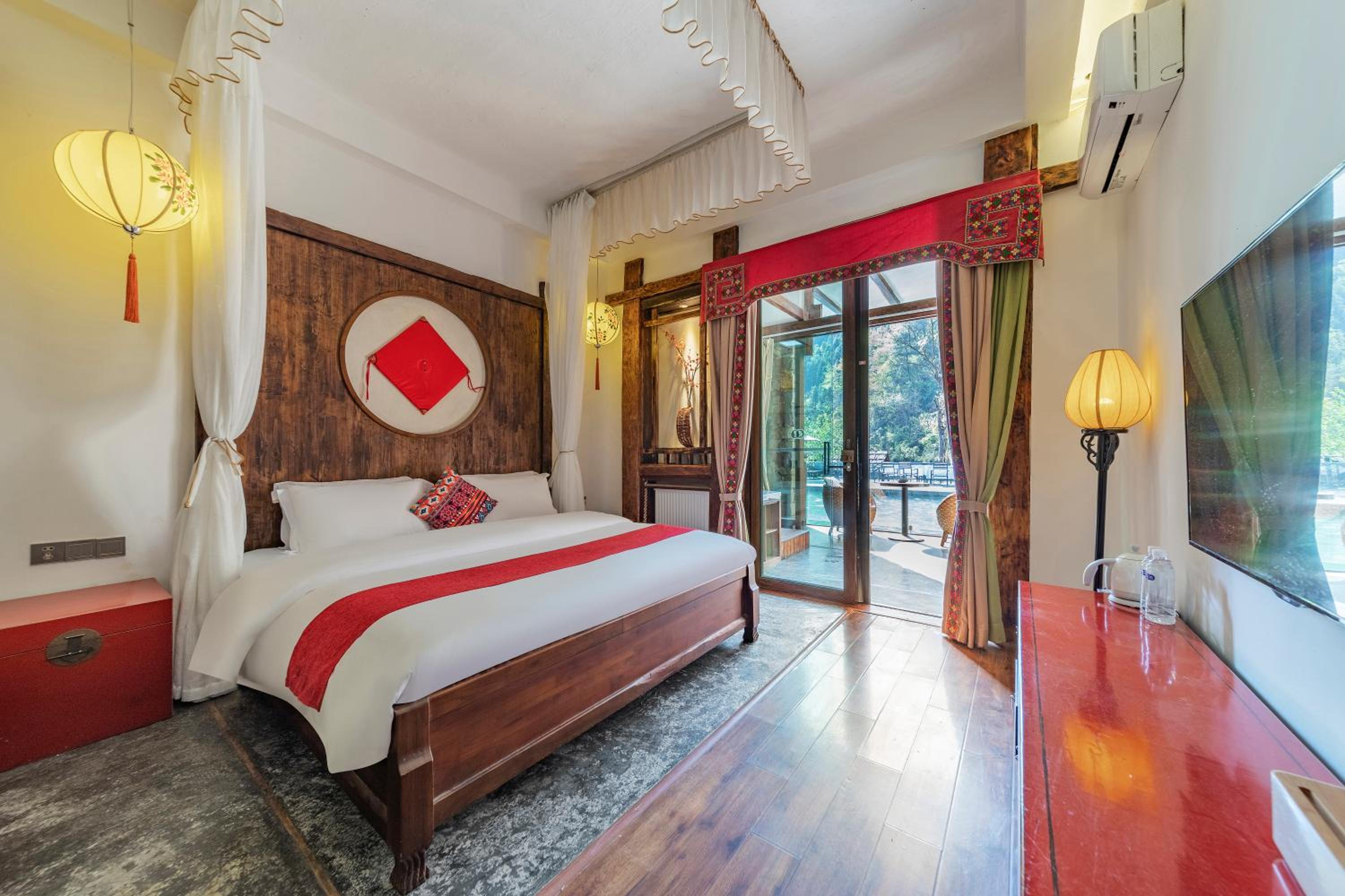 Infinity Pool Deluxe King Room with Balcony and Pool Ladder for Direct Pool Access from Balcony photo 1