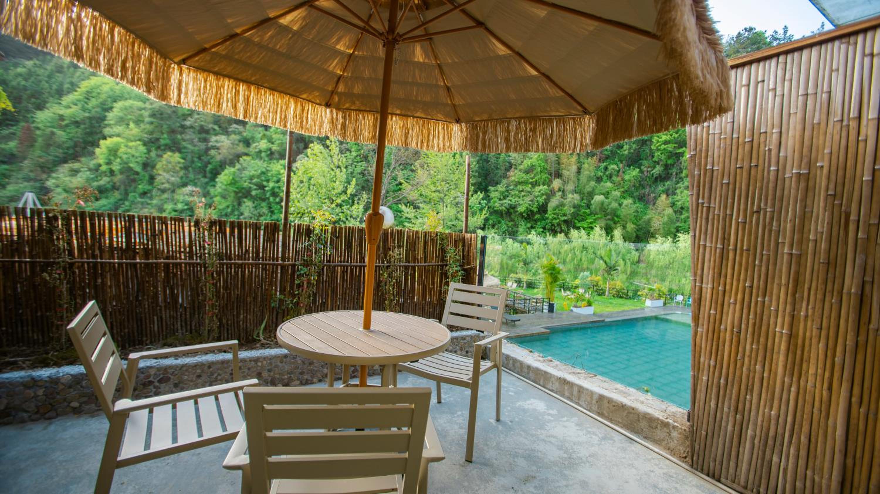 Courtyard Deluxe King Room with Small Courtyard, Grass Umbrella, Swing, and Fireplace photo 3