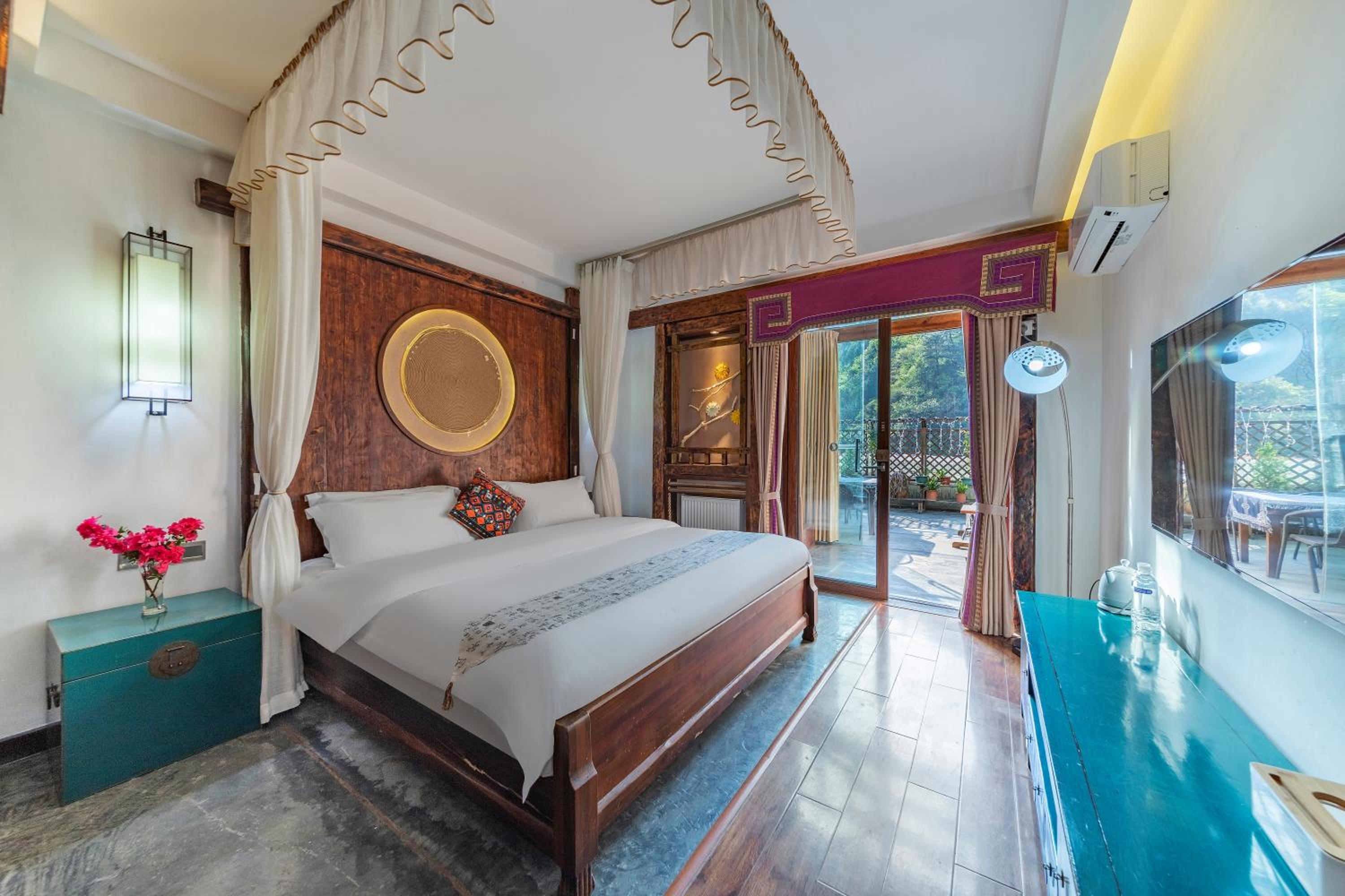 Courtyard Deluxe King Room with Small Courtyard, Grass Umbrella, Swing, and Fireplace photo 1