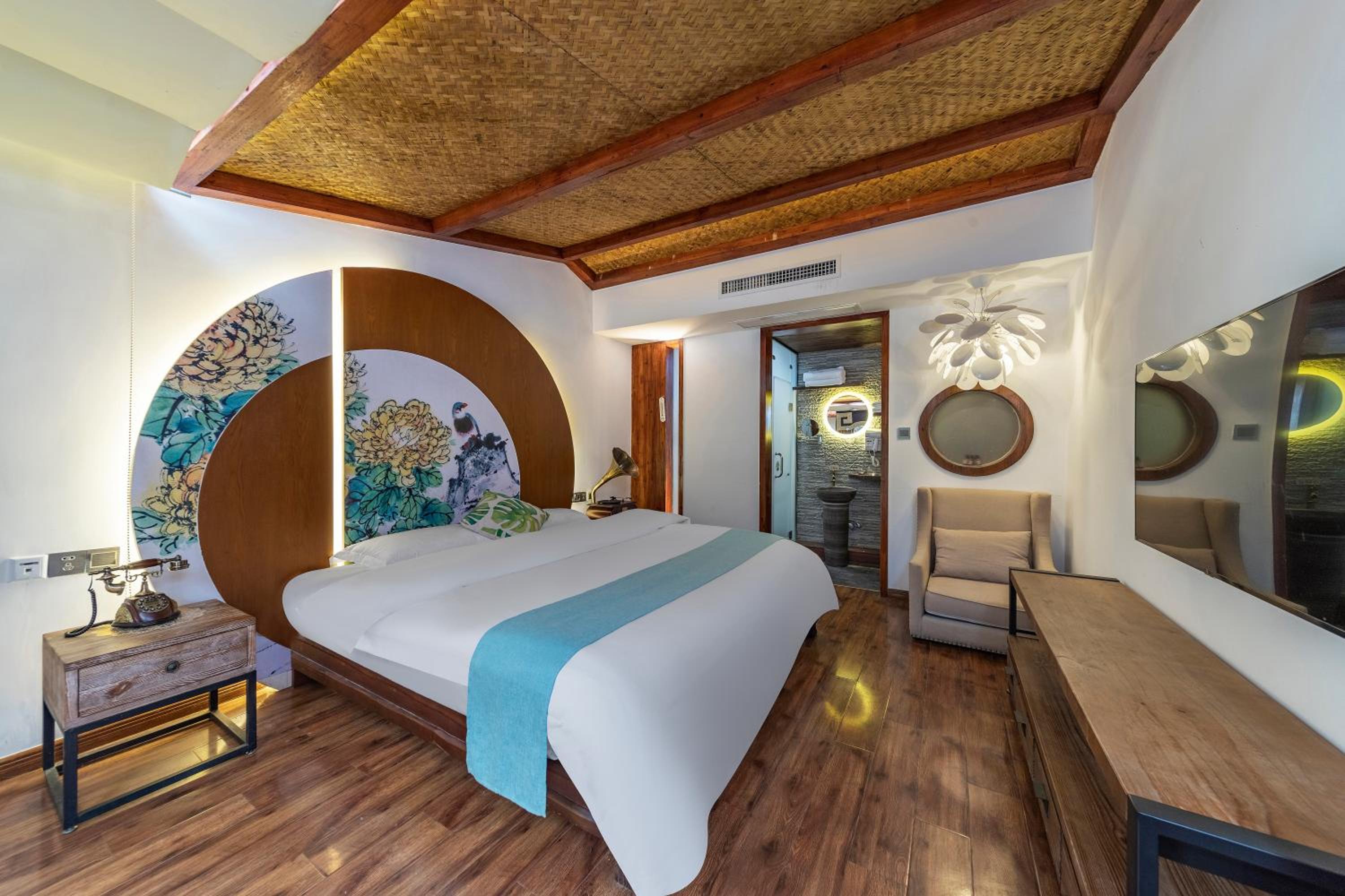 Loft Family Suite with Parent-Child Beds and King Bed , have Independent Bathroom and Toilet on Each Floor photo 3