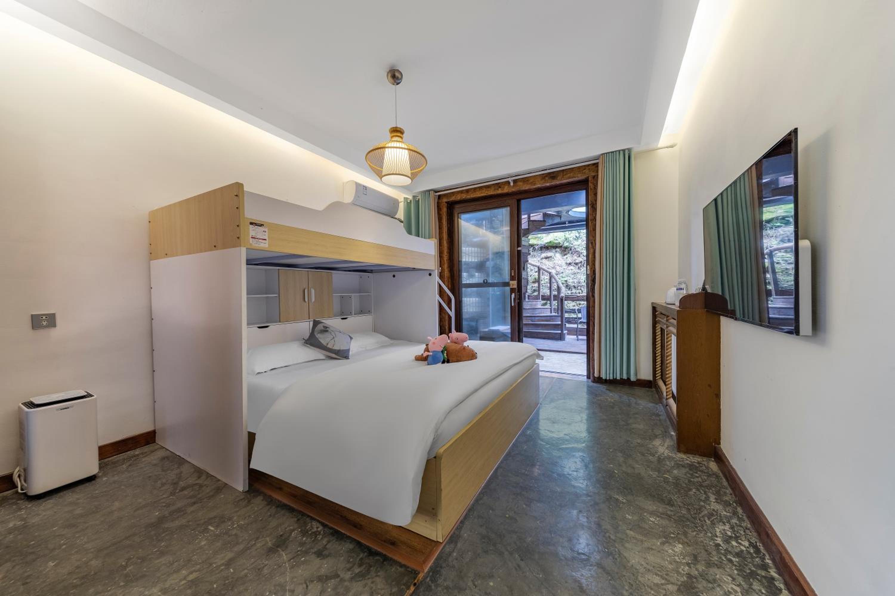 Loft Family Suite with Parent-Child Beds and King Bed , have Independent Bathroom and Toilet on Each Floor photo 1