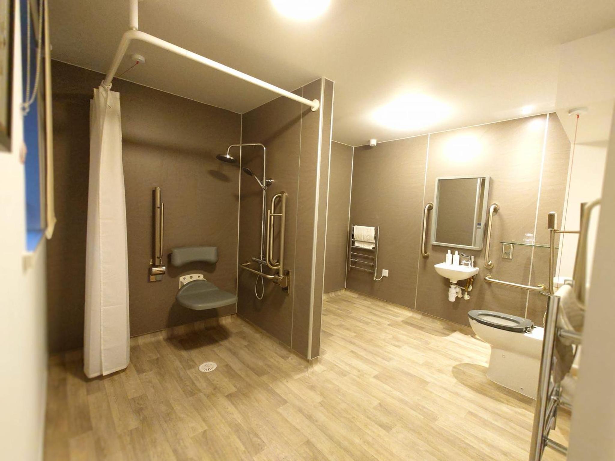 Twin Room - Disability Access - Photo 4