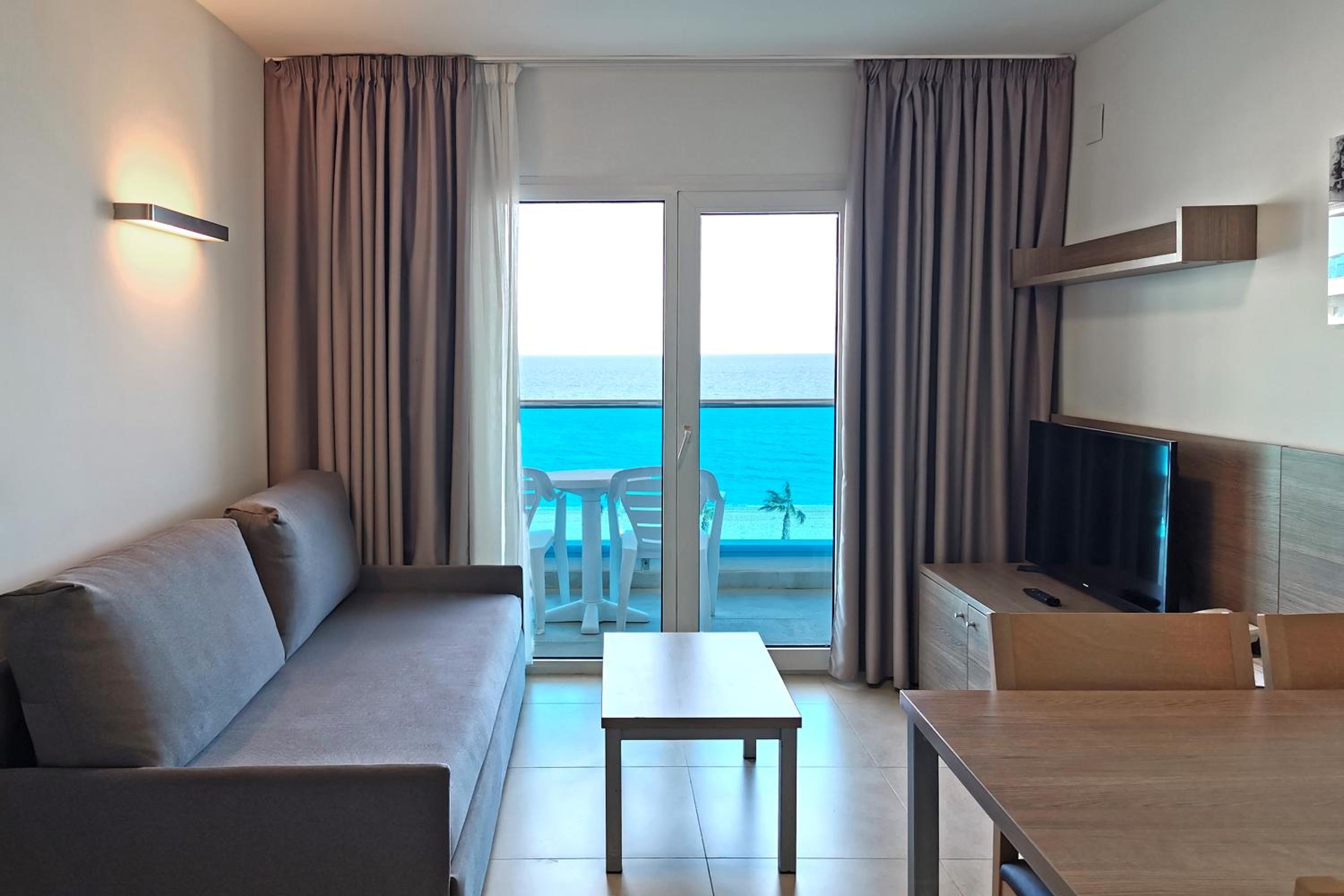 Apartamento de una habitación con vista al mar (2 adultos + 2 niños)