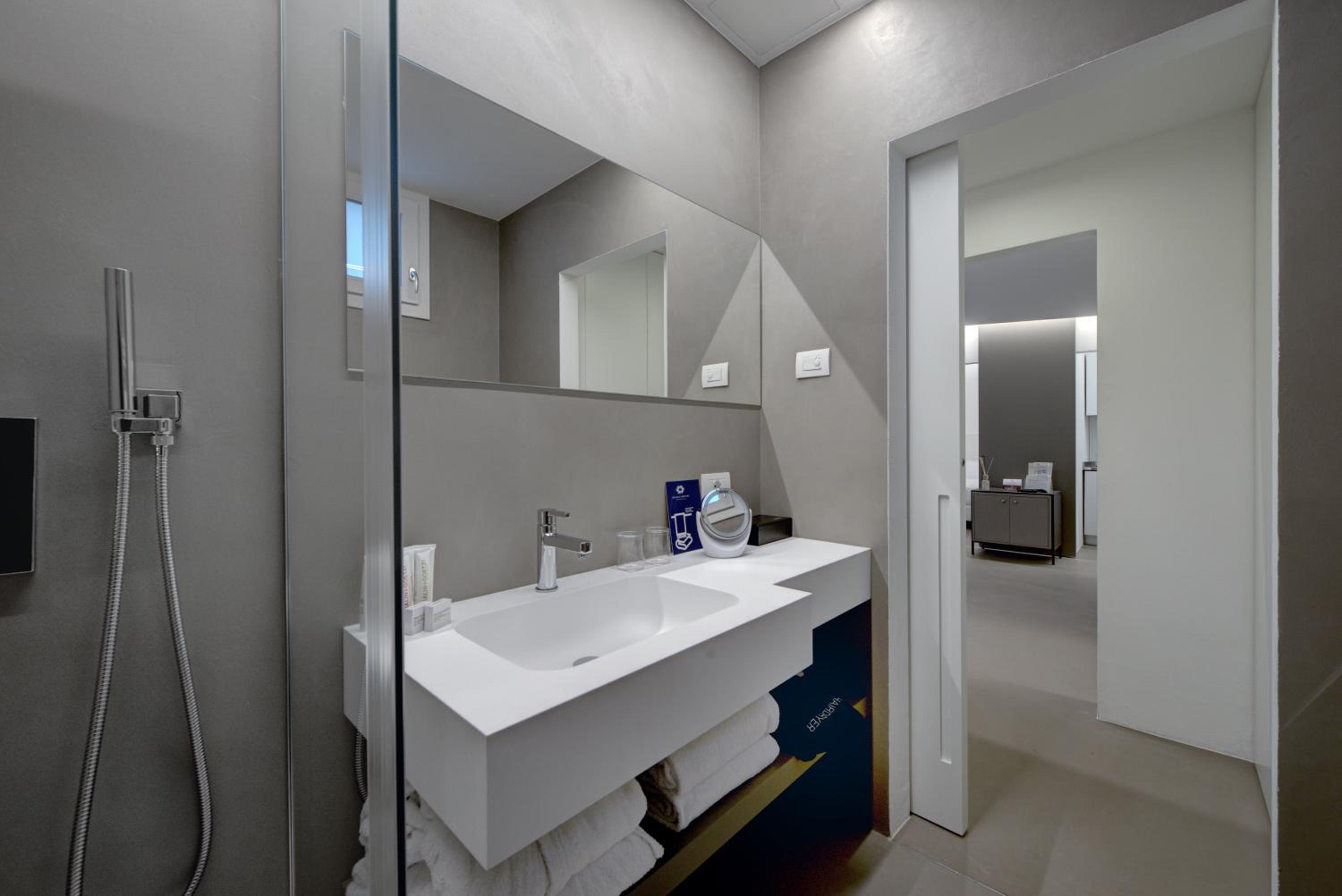 Two-Bedroom Bungalow - Photo 3