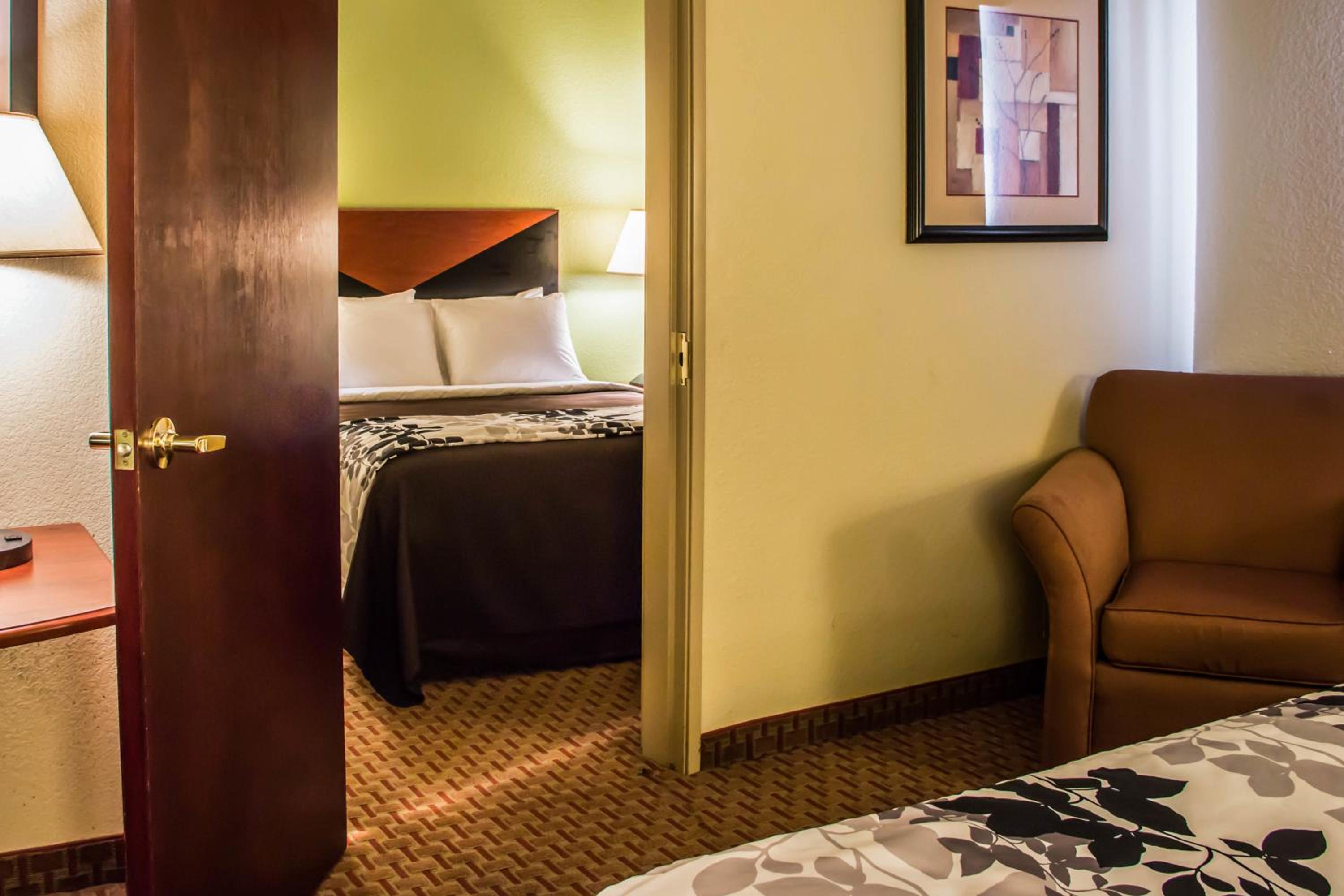 Queen Room with Three Queen Beds - Photo 5