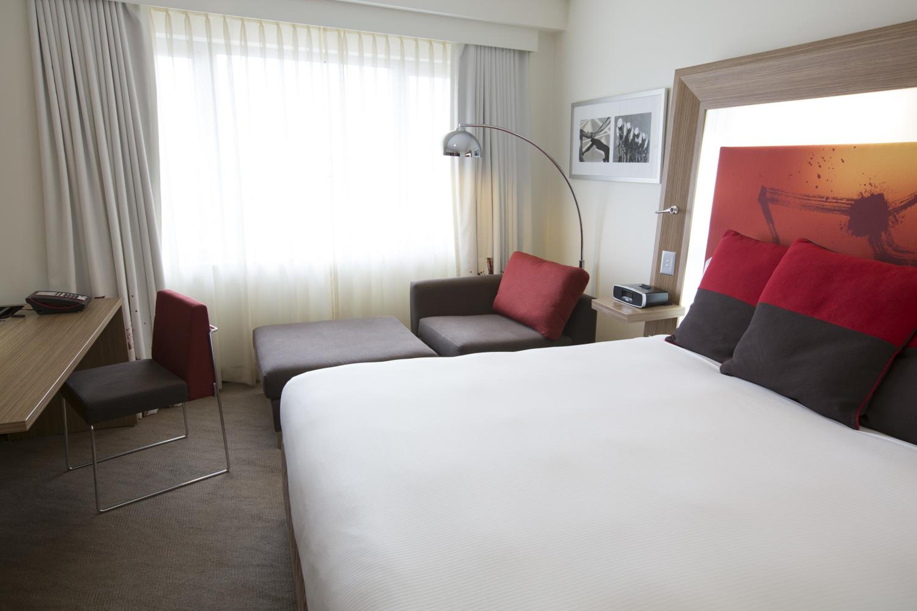 Superior King Room thumbnail 5