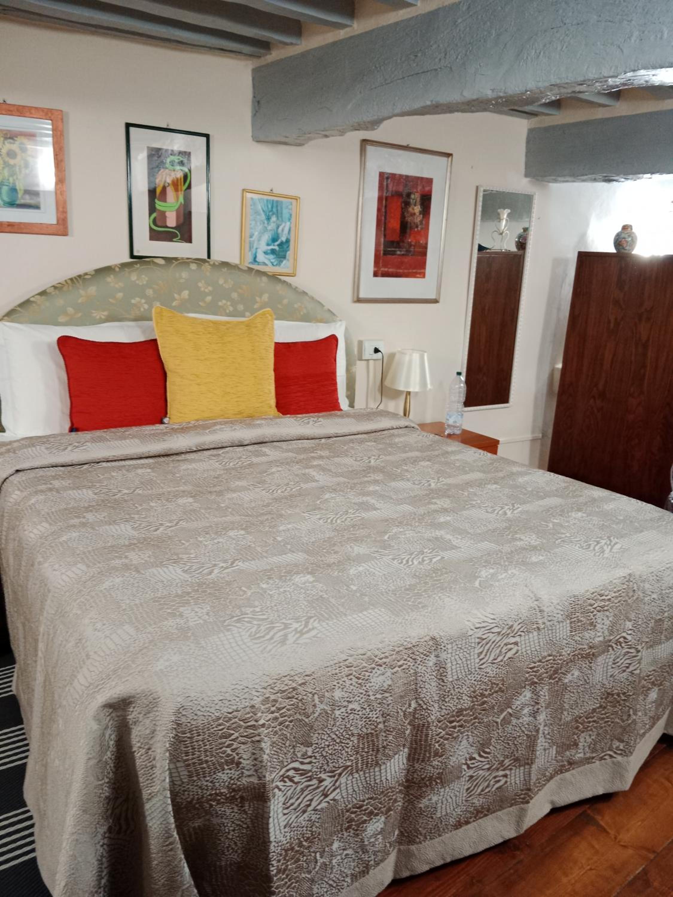 One-Bedroom Apartment photo 2