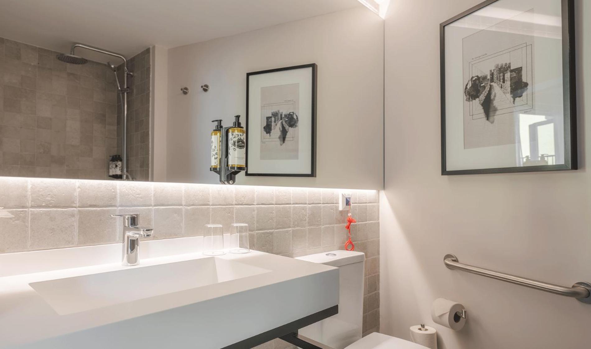Double Room with Balcony - Photo 4