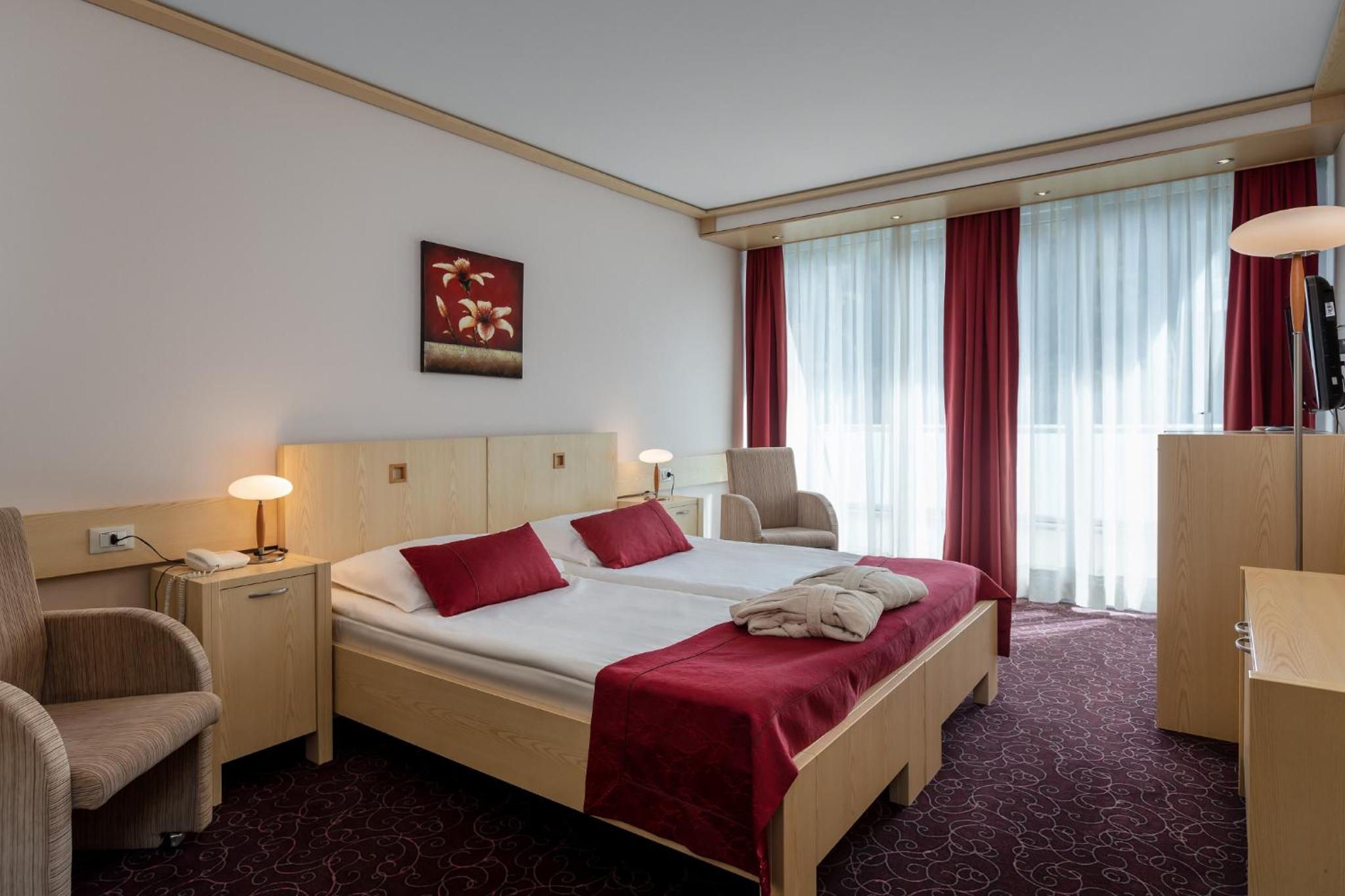 Double Room with Pool View - Photo 3