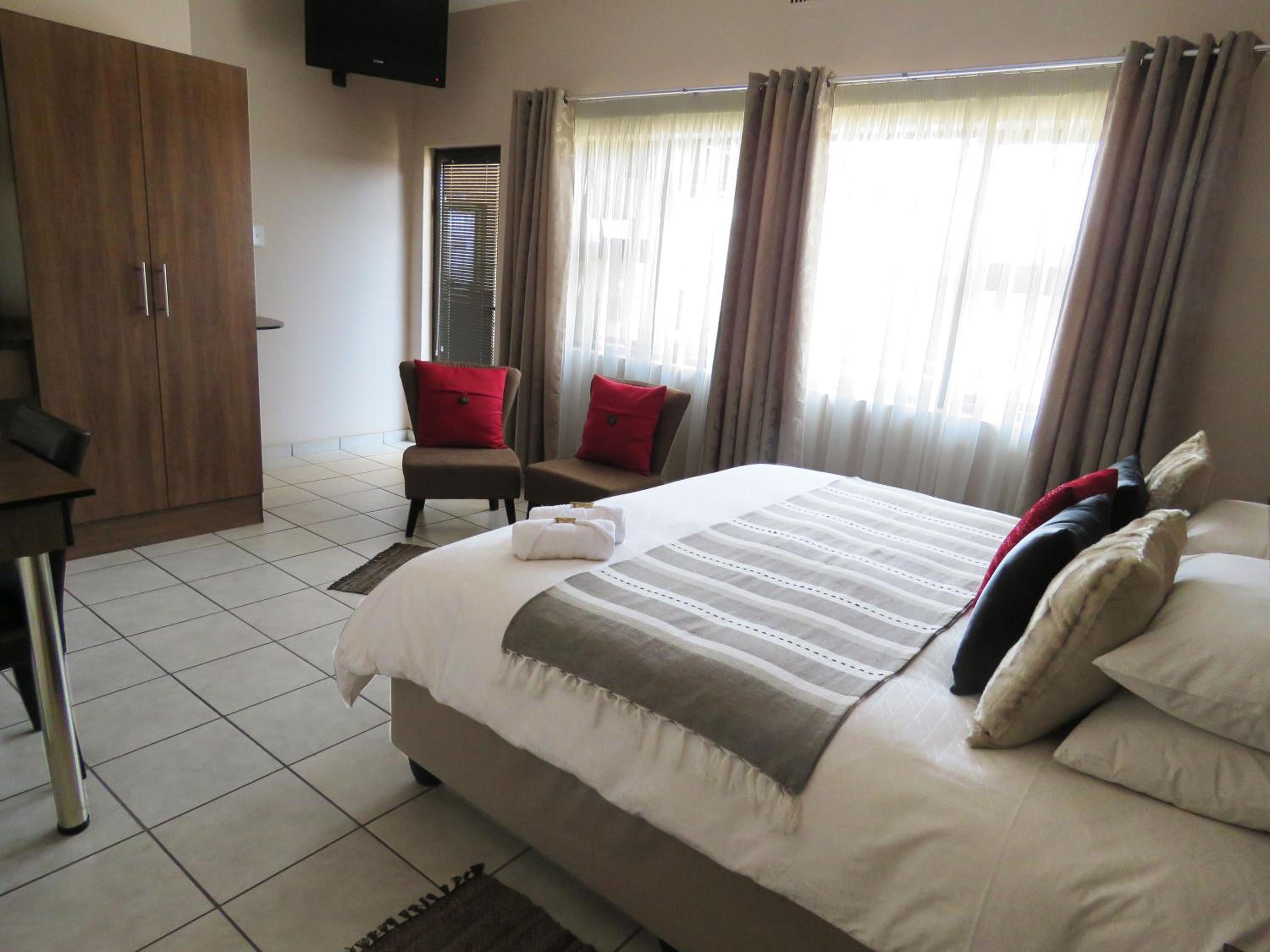 Executive Room with Bath and Shower - Photo 2