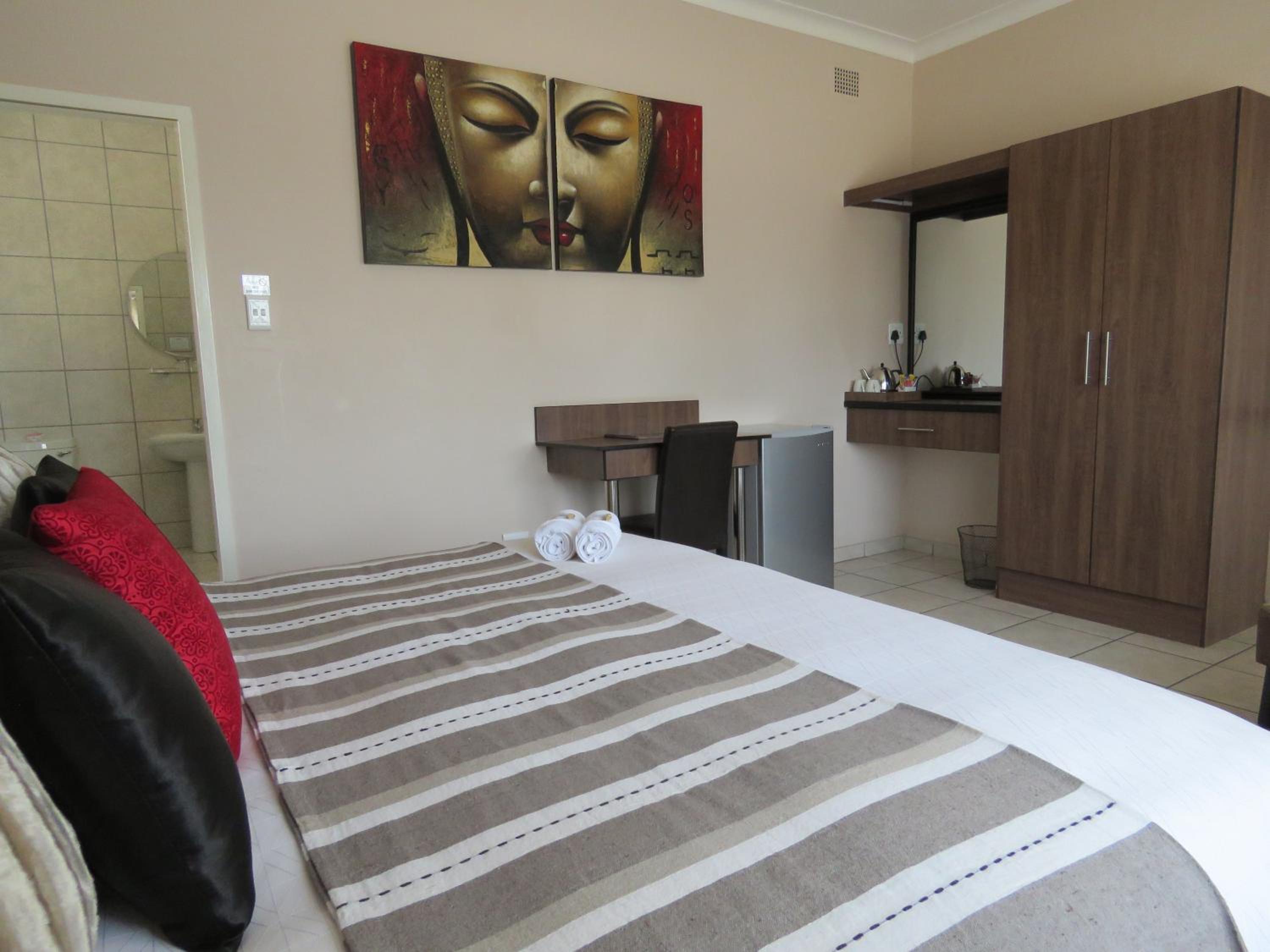 Executive Room with Bath and Shower - Photo 3