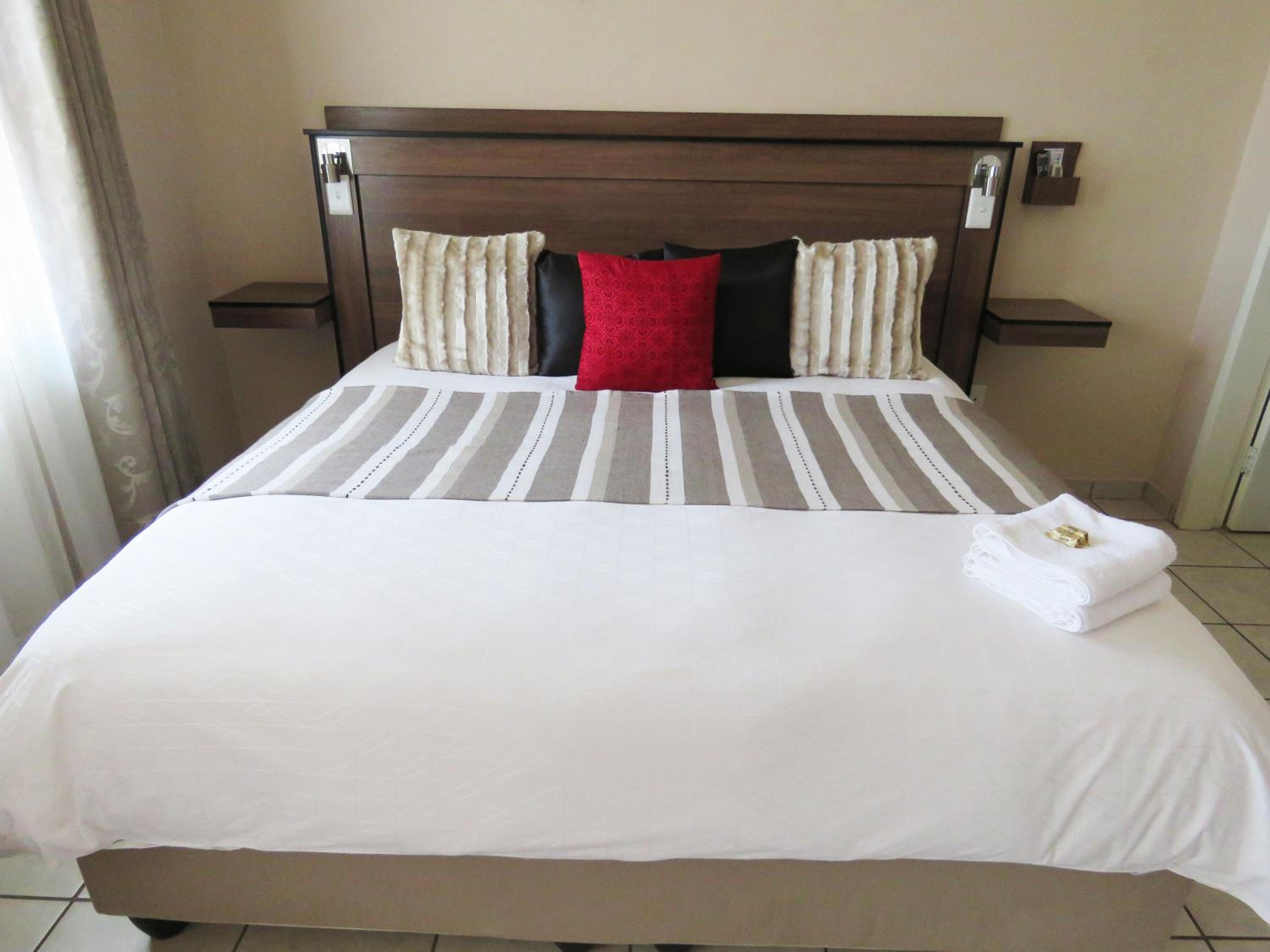 Executive Room with Bath and Shower - Photo 5
