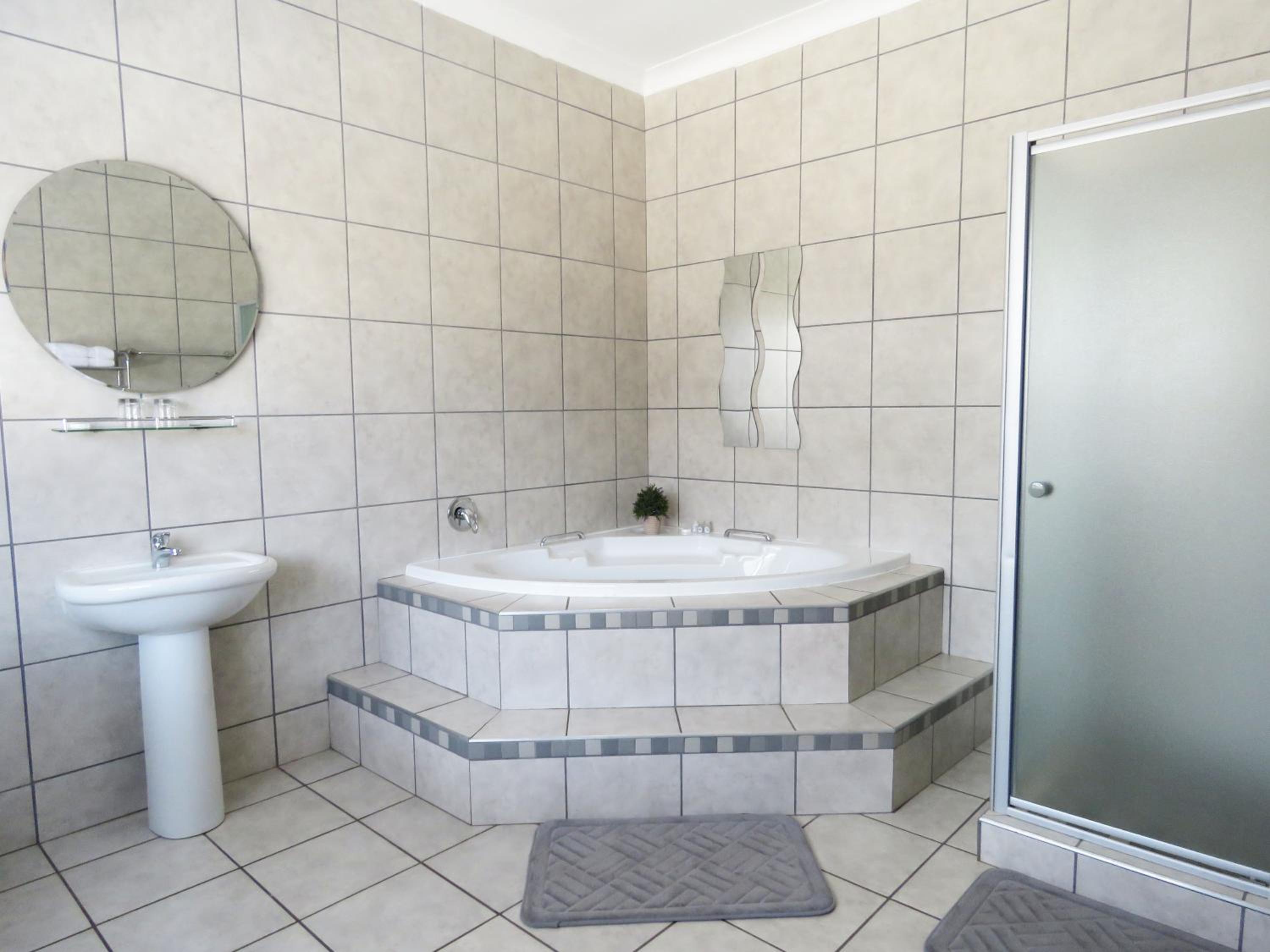 Executive Room with Bath and Shower - Photo 4