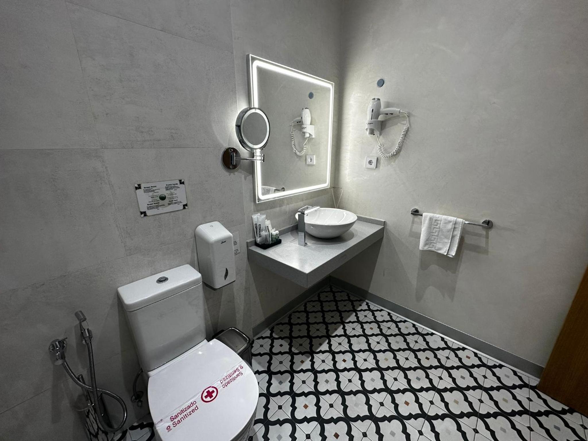 Deluxe Double Room thumbnail 5