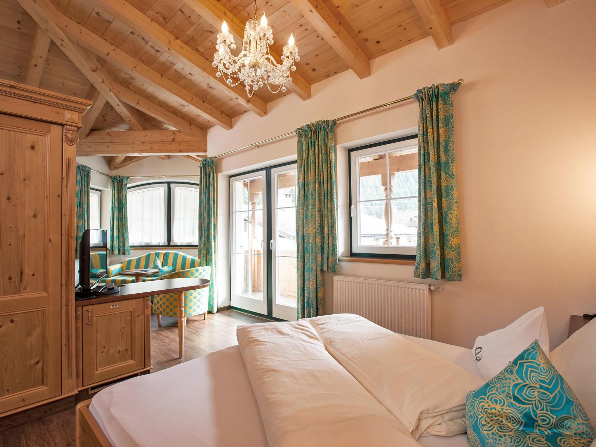 Suite - Photo 13
