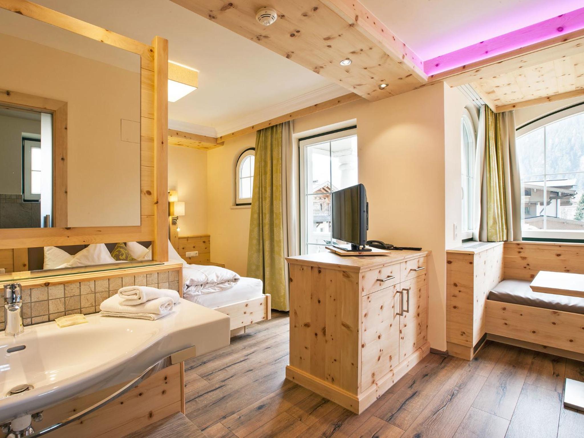 Suite - Photo 7