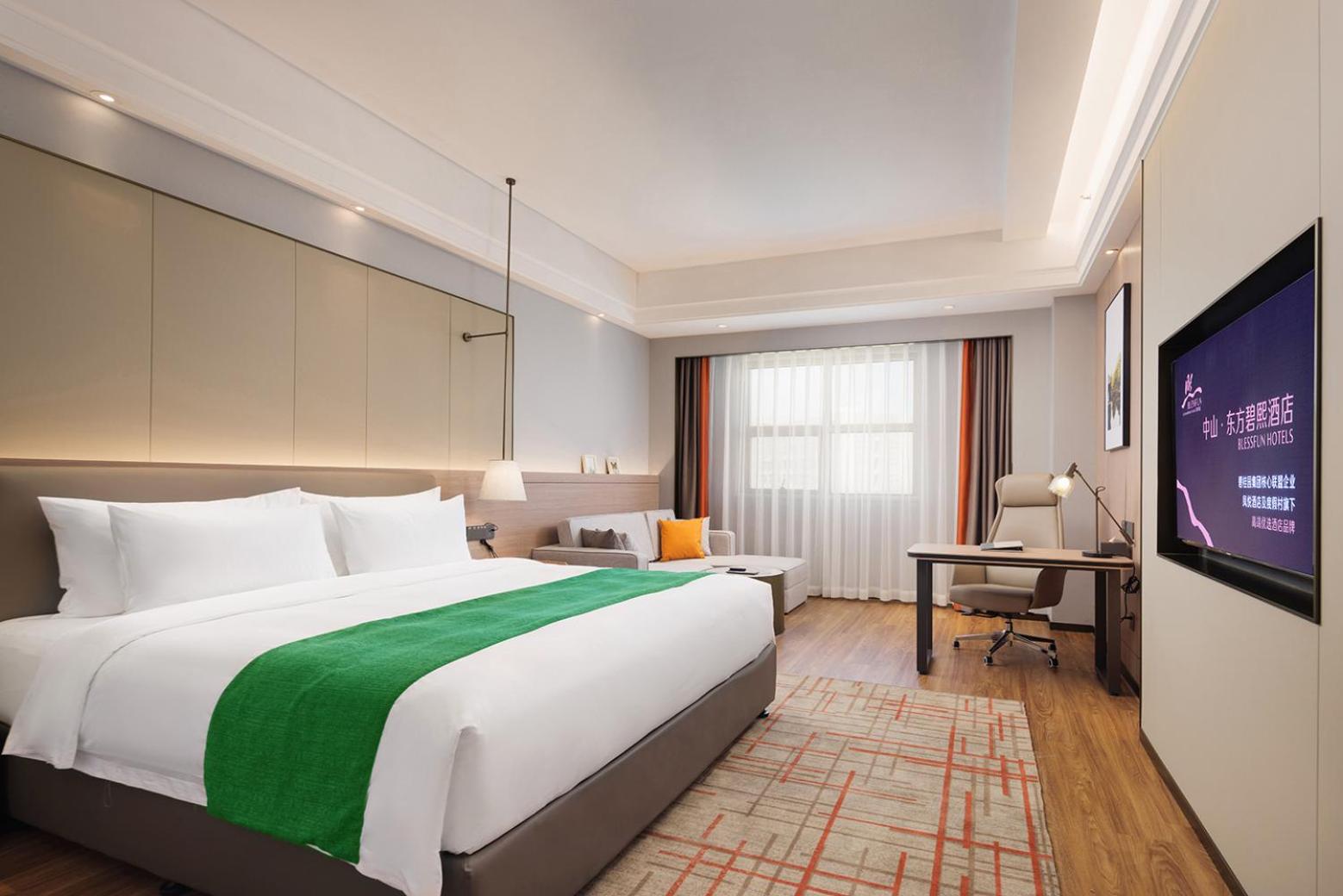 Deluxe City View King Room photo 2