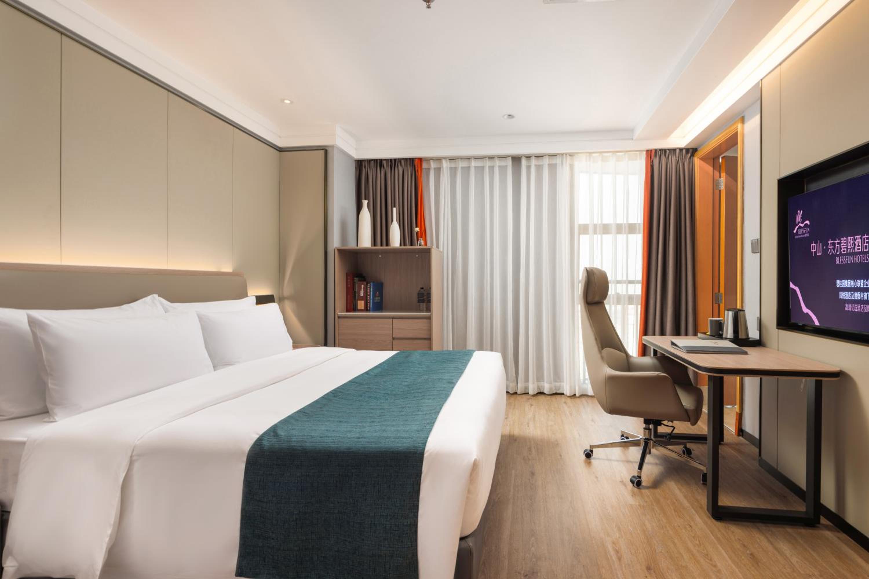 Warm City View King Room photo 1