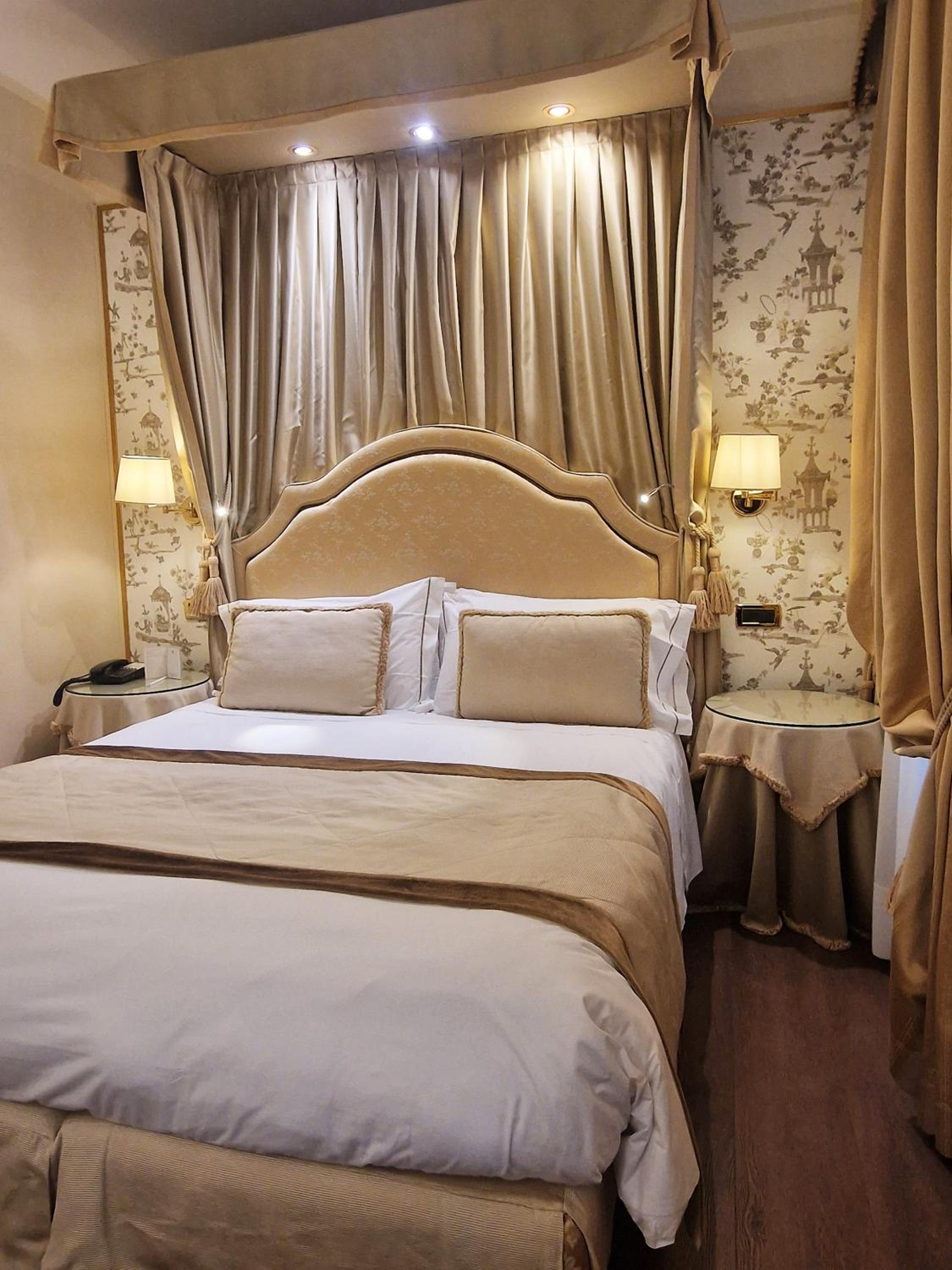 Classic Double Room thumbnail 5
