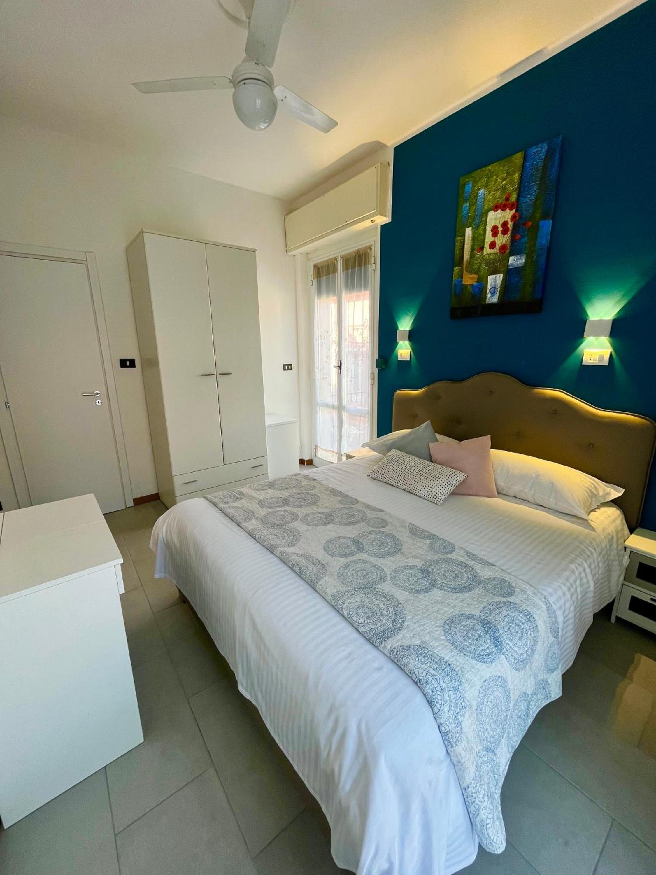 Double Room with Balcony - Photo 5