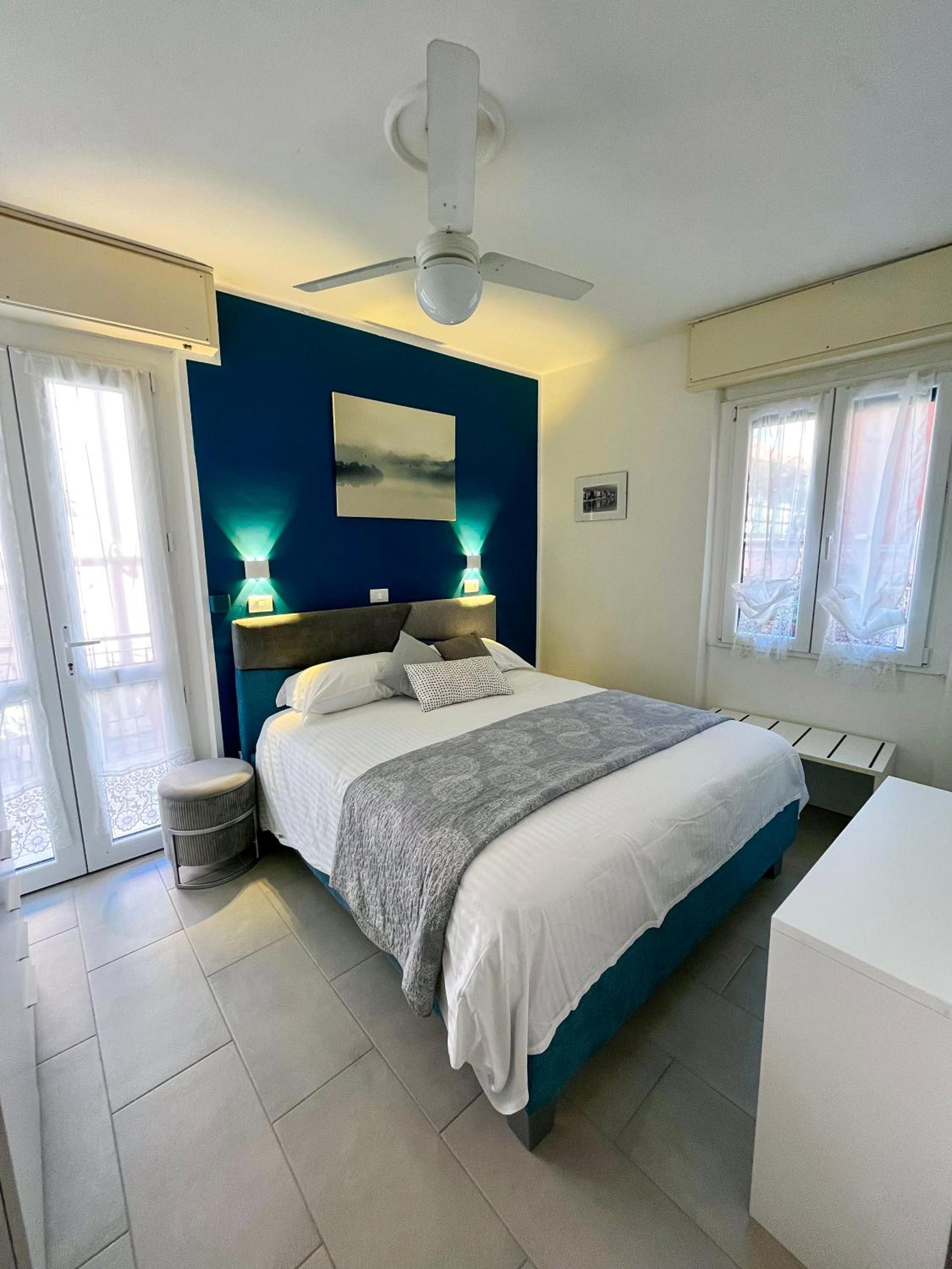 Double Room with Balcony - Photo 7