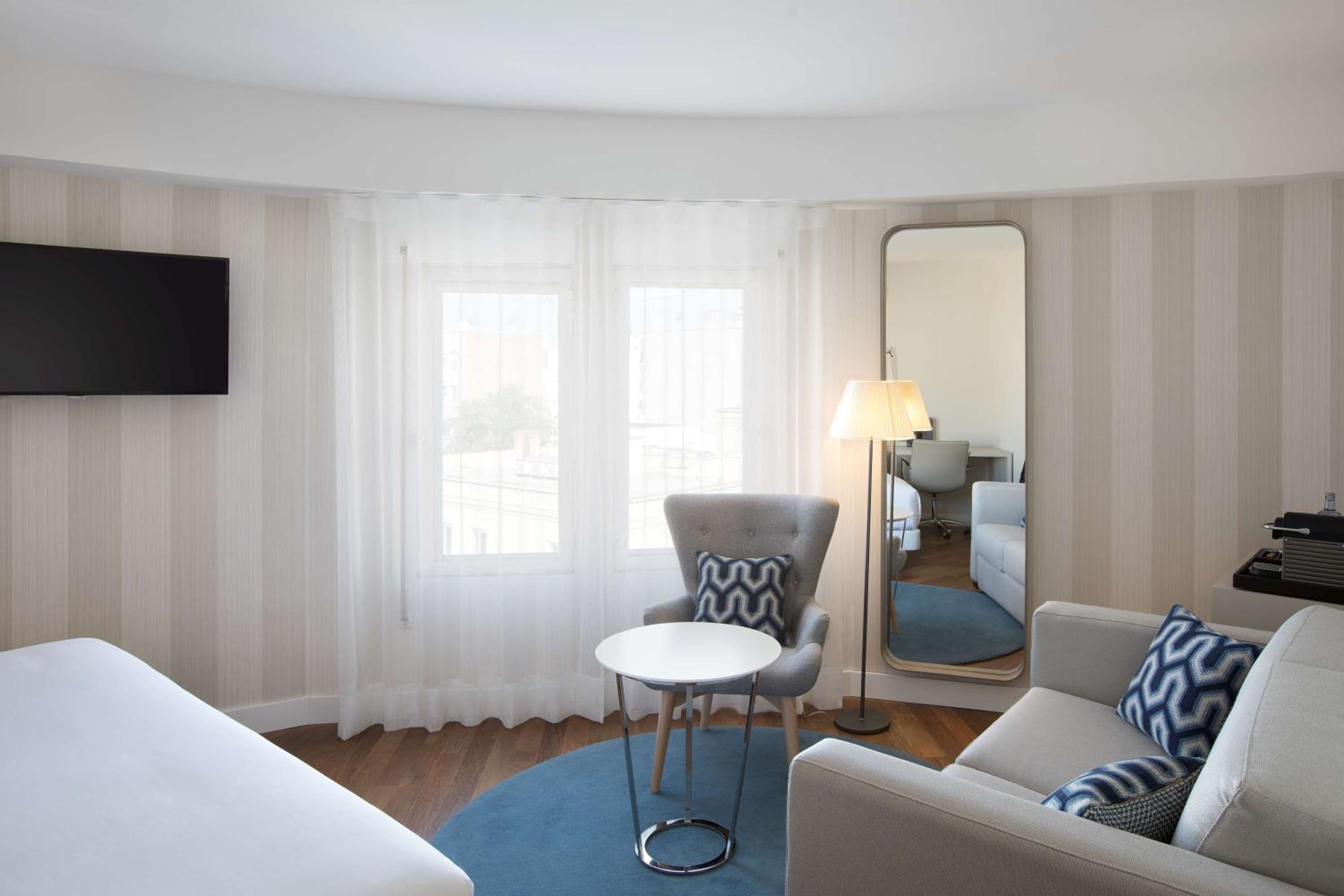 Superior Double Room thumbnail 6
