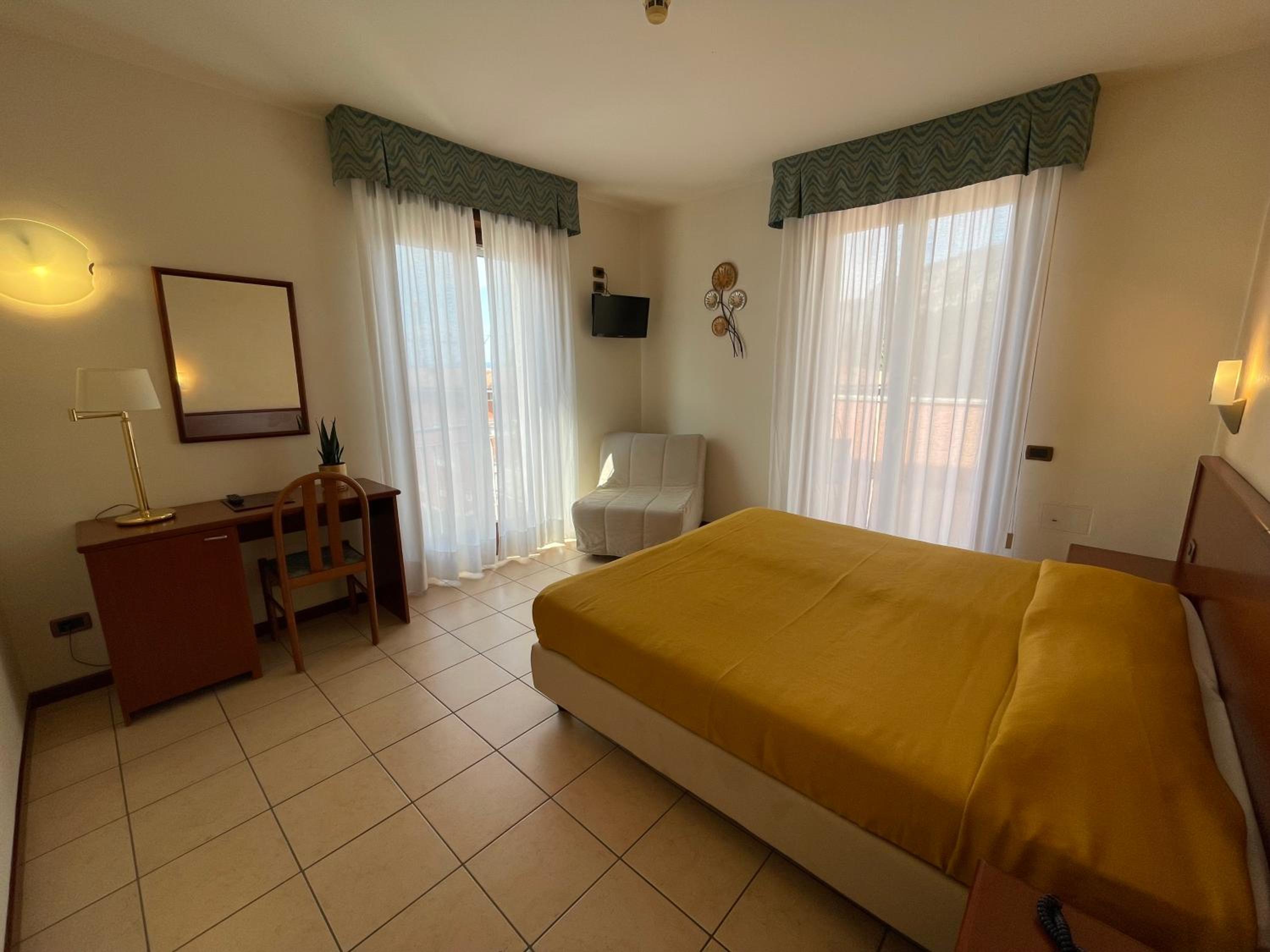 Double or Twin Room with Balcony - Photo 2