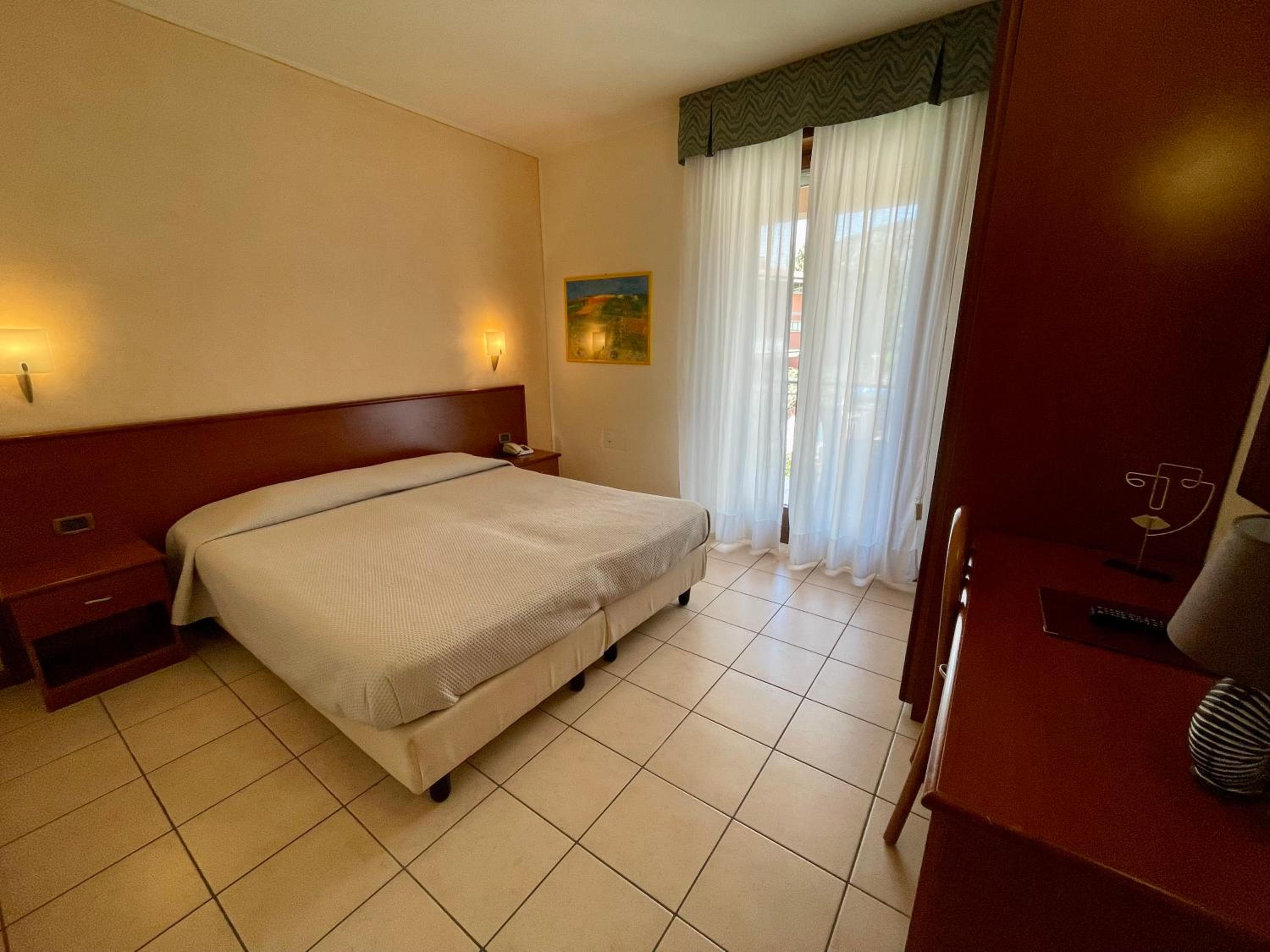 Double or Twin Room with Balcony - Photo 4