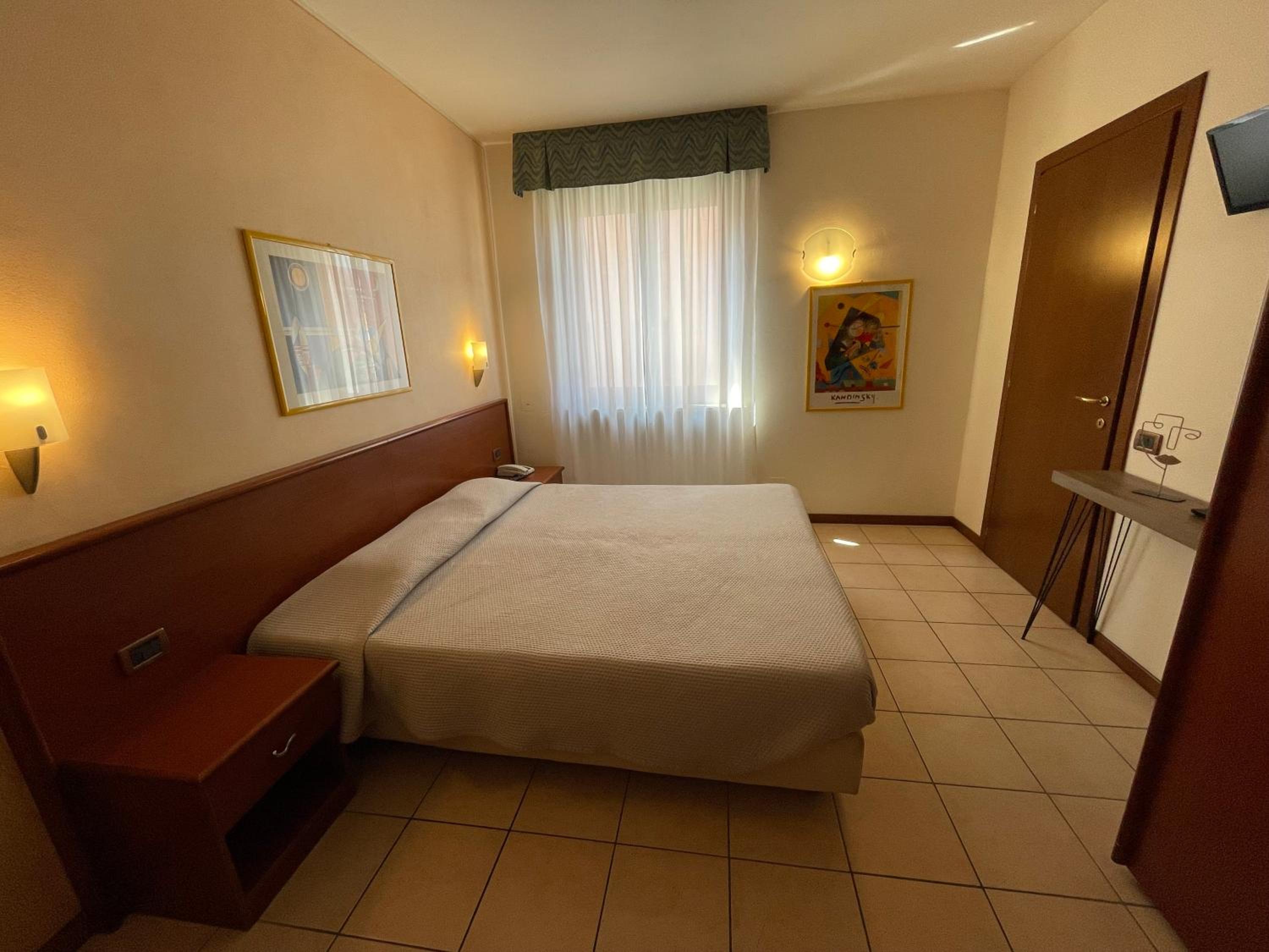 Economy Double Room - Photo 7
