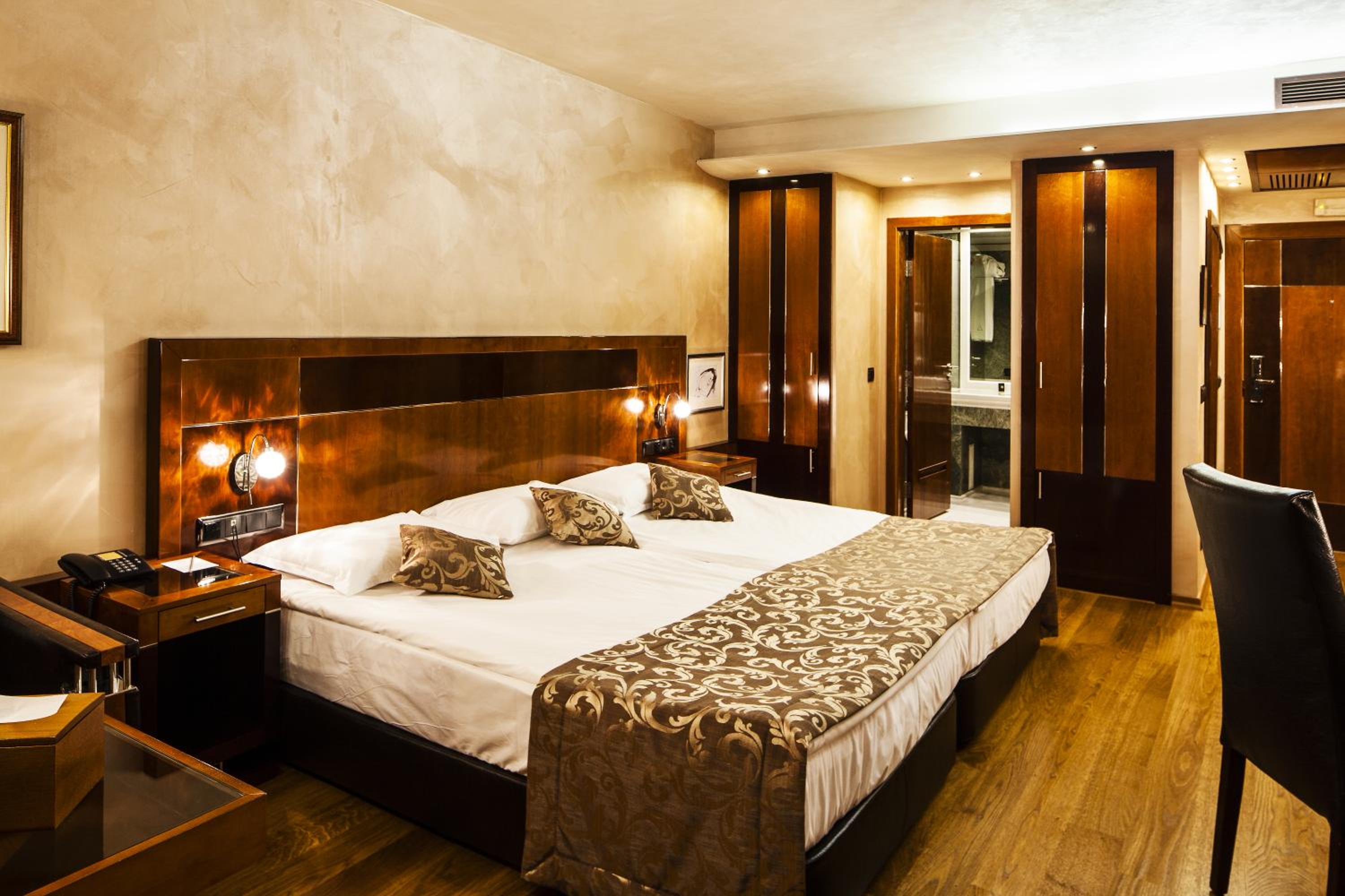 Double or Twin Room - Photo 4