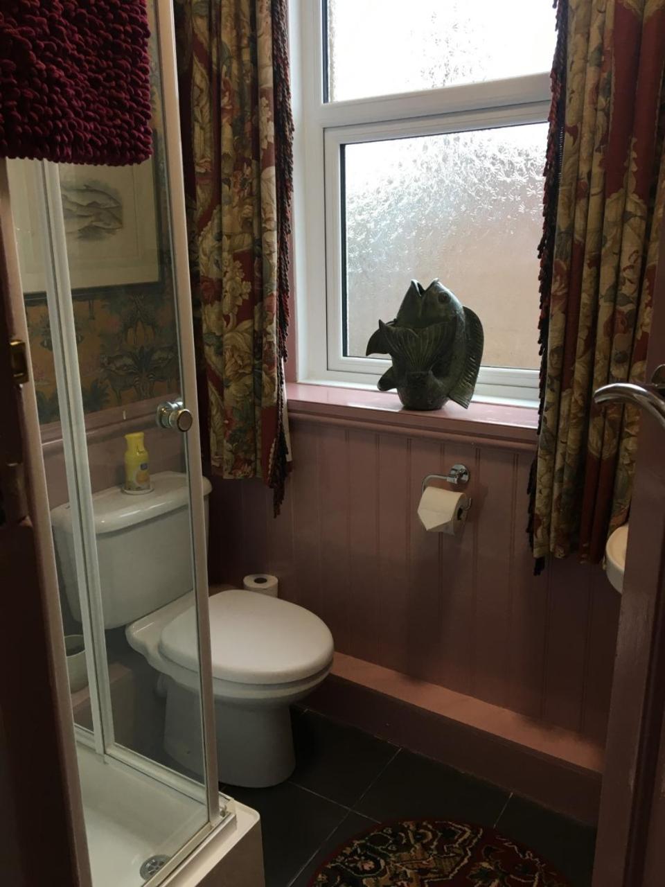 Large Double Room with Private External Bathroom photo 3
