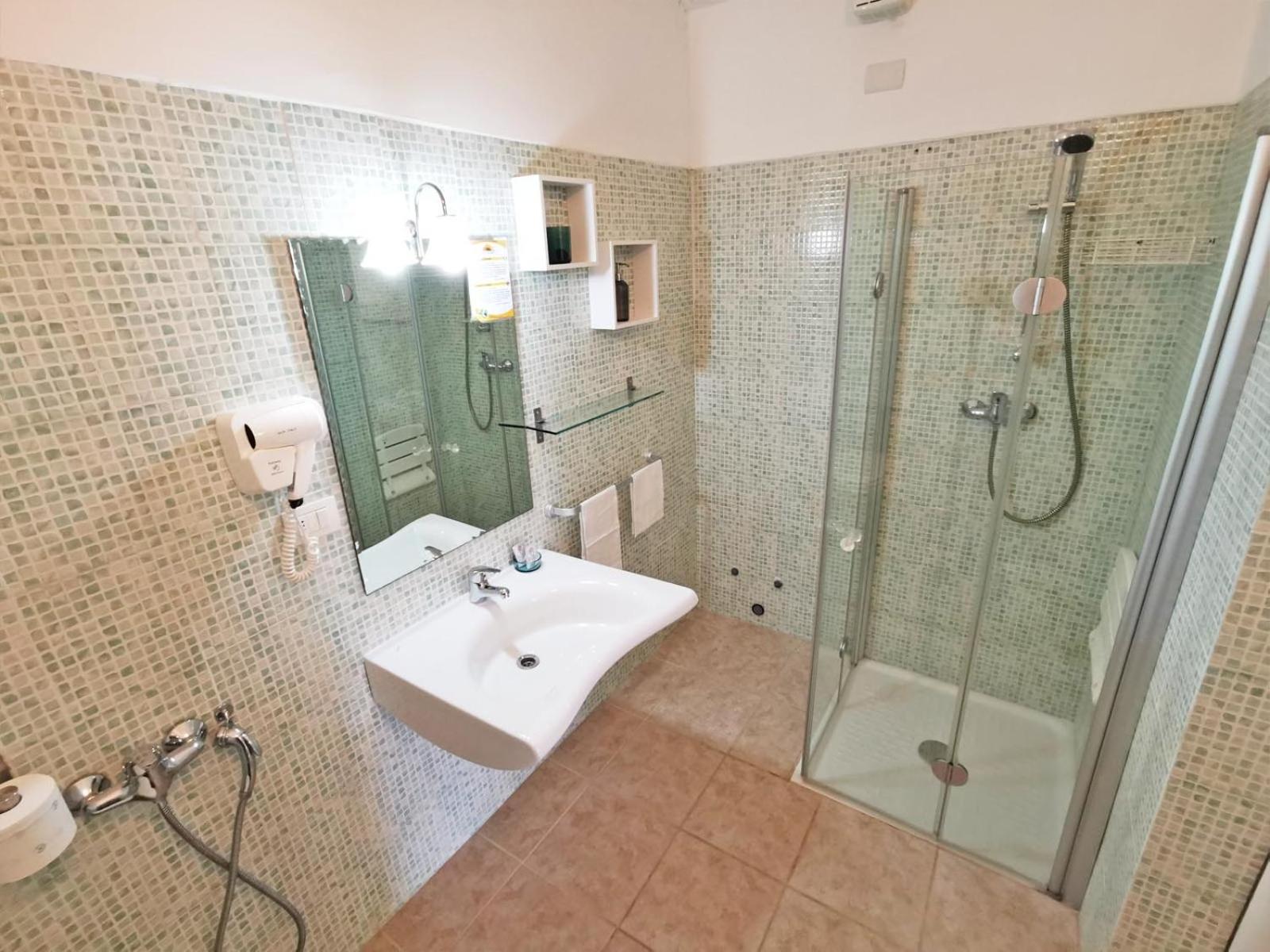 Deluxe Double Room with Extra Bed - Photo 5
