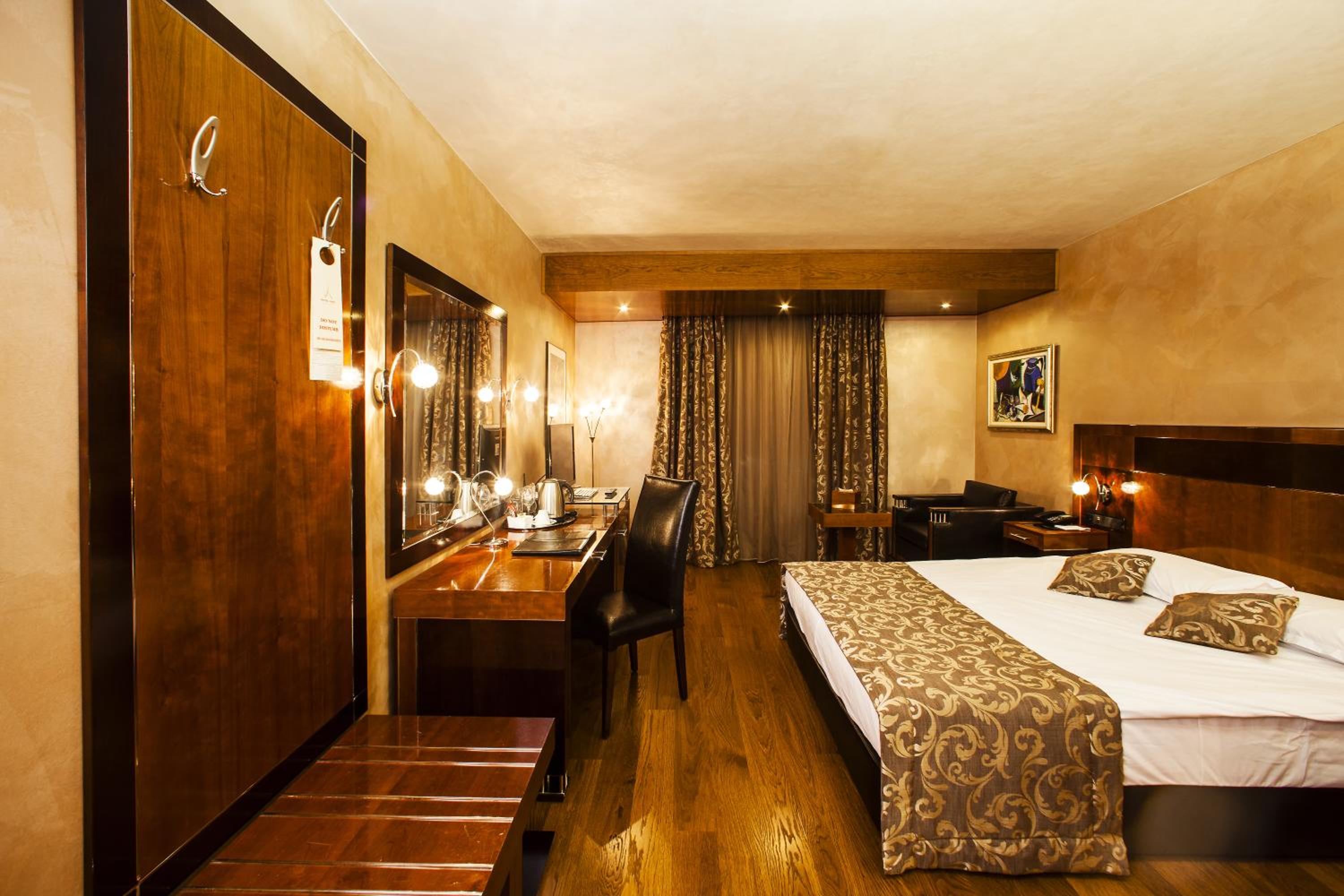 Double Room for Single Use