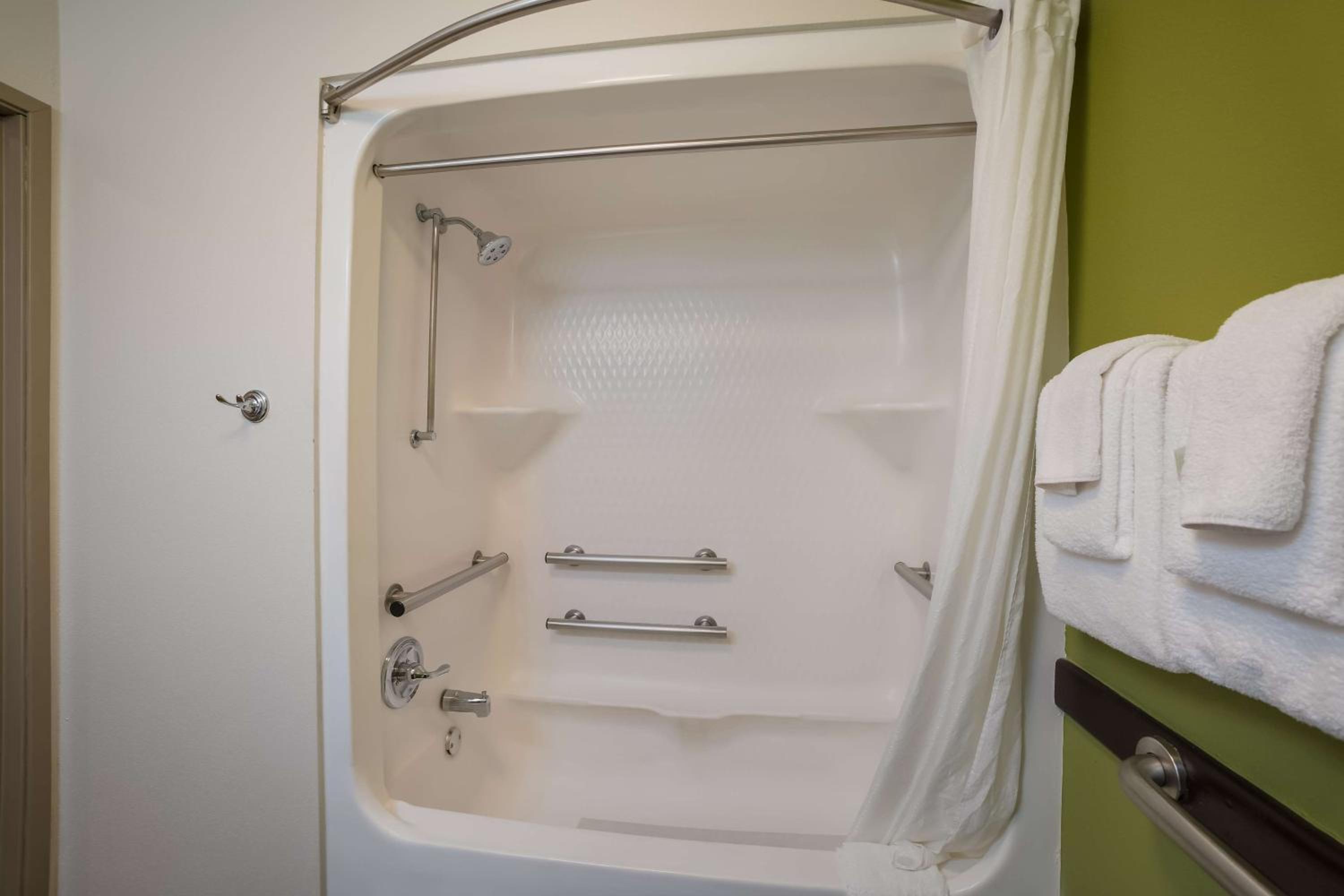 Queen Room with Bath Tub - Mobility Accessible - Photo 6