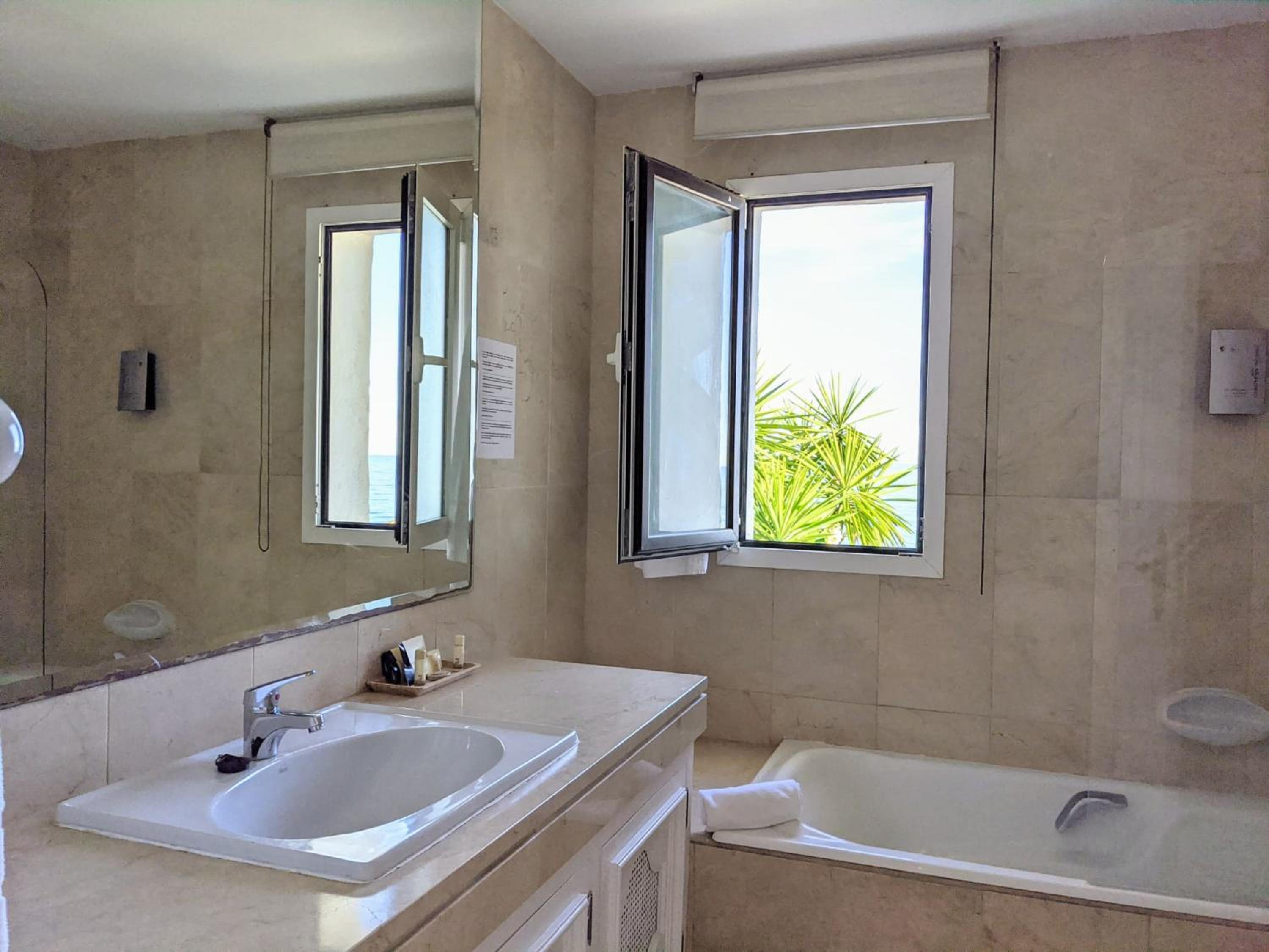 Two-Bedroom Deluxe Apartment with Spa Bath - Photo 11