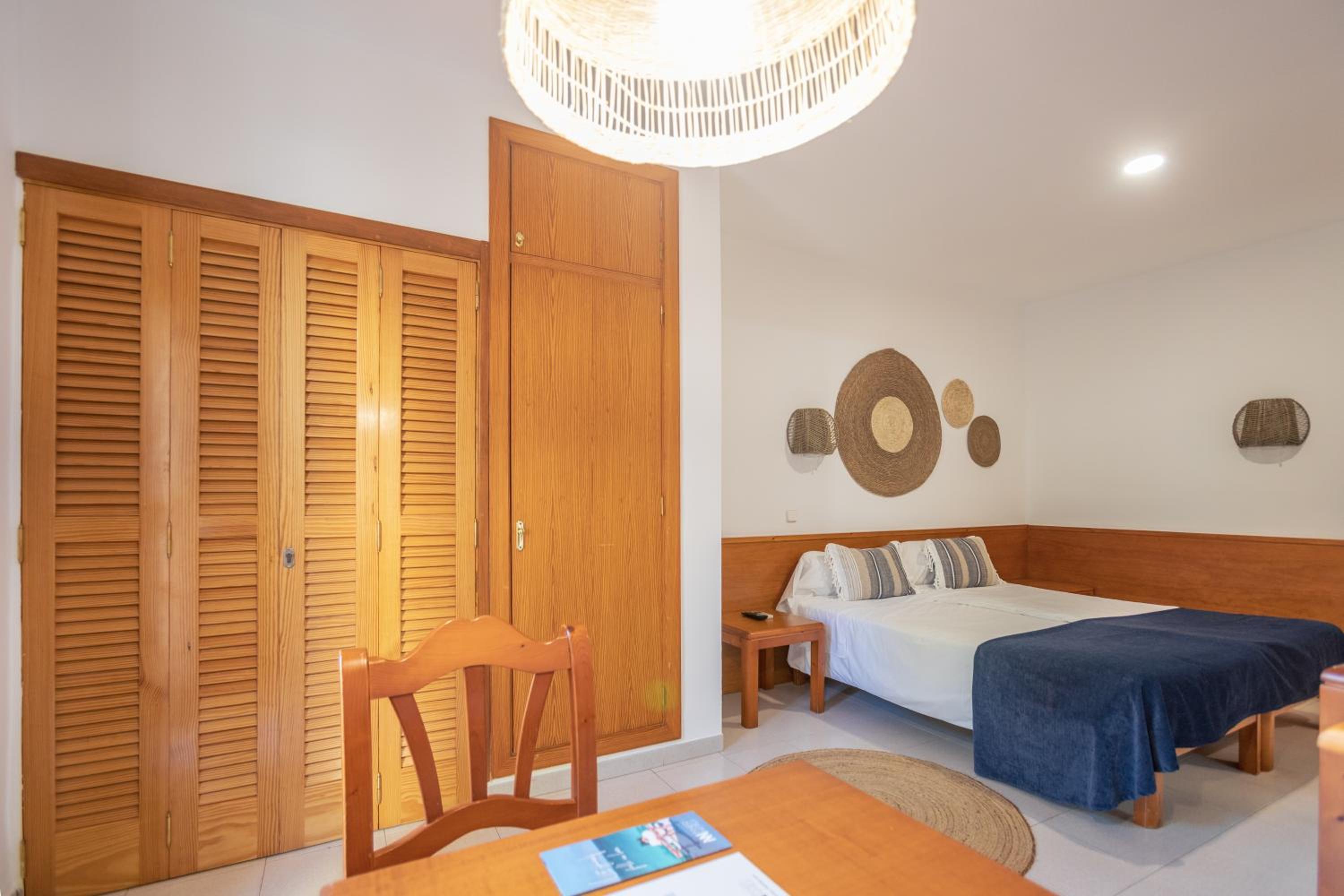 Estudio con vista parcial al mar