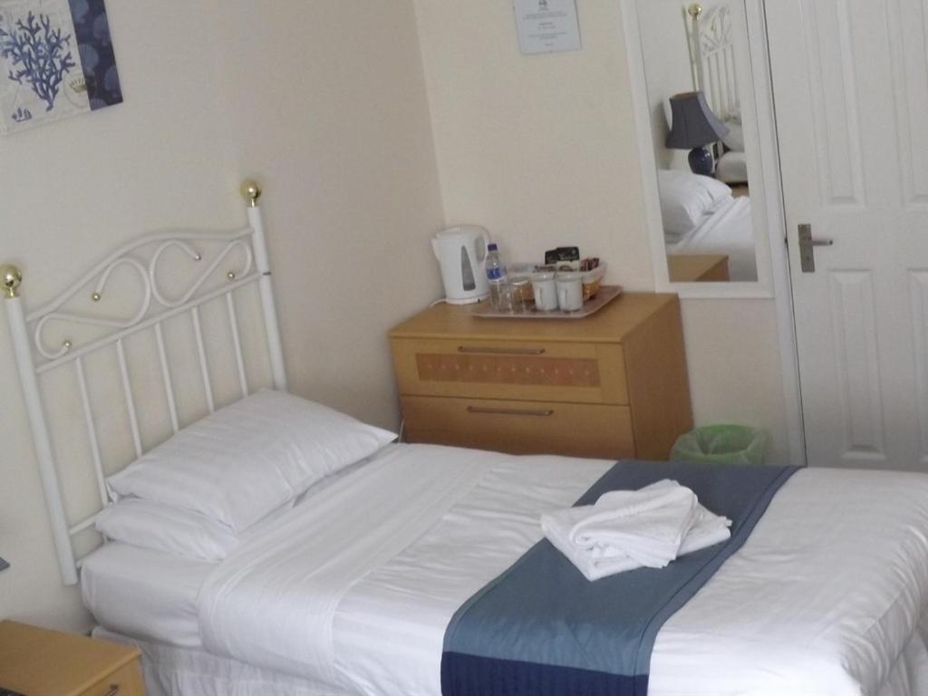 Twin Room with Private Bathroom photo 2