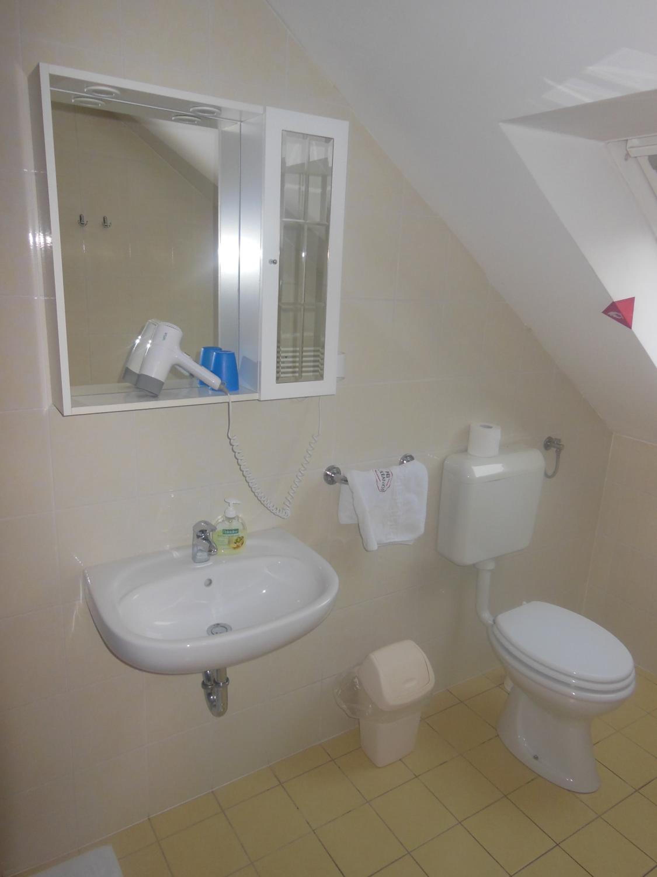 Triple Room with Bathroom - Photo 12
