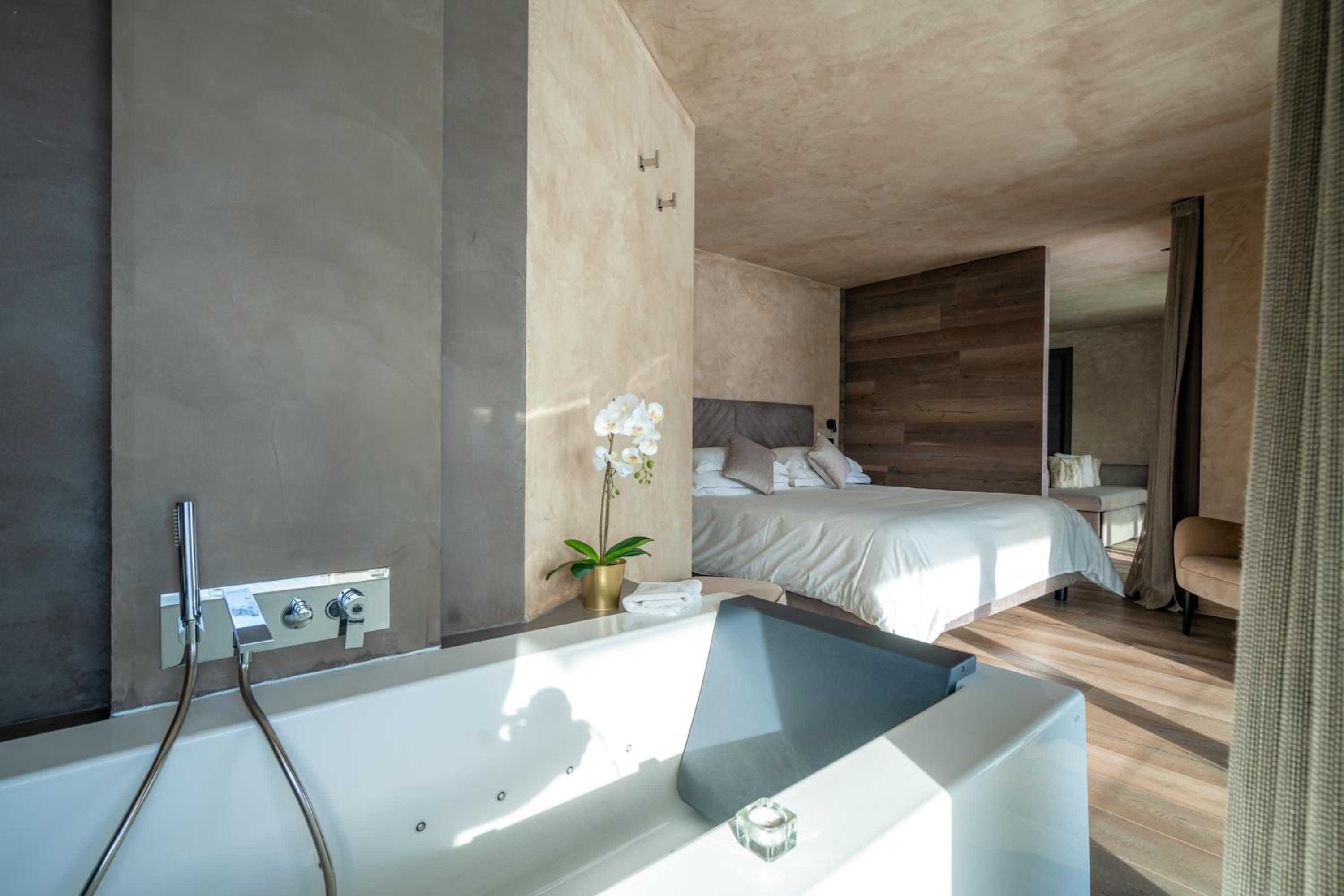Suite with Hot Tub photo 2